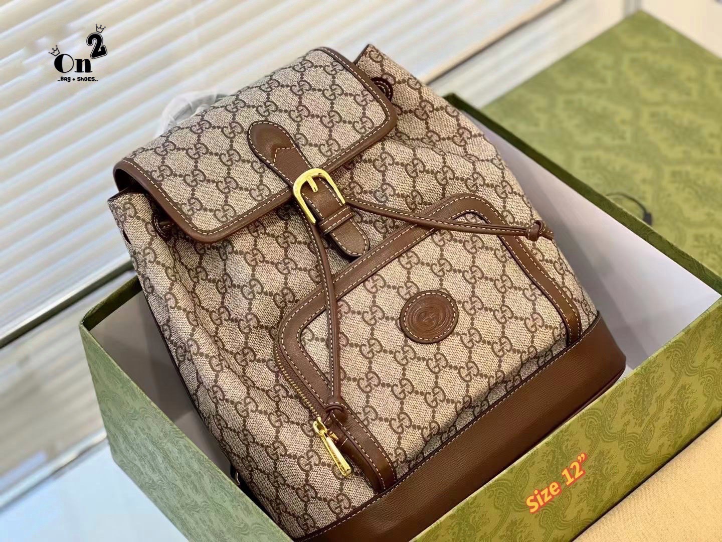 GUCCI Backpack with Interlocking G / GG Coated Canvas Backpack กระเป๋าเป้กุชชี่ใช้ได้ทั้งหญิงชาย ไม่ว่าจะวันธรรมดาหรือวันไปเที่ยว เพียงแค่สะพายกระเป๋าเป้ใบนี้ติดตัวไปด้วย ก็เพิ่มความมีสไตล์ให้กับตัวเองได้แล้ว ด้วยรูปทรงและลายตารางอันเป็นสัญลักษณ์ของแบรนด์