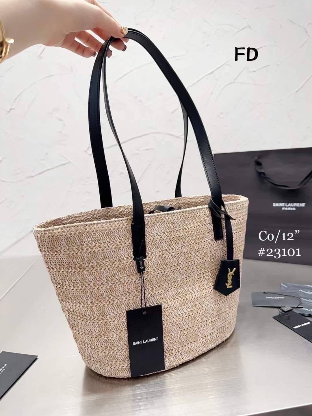 YSL Panier Medium Raffia Tote Bag กระเป๋าสะพายสานทรงโท้ทยูนีค ที่เติมดีเทลความหรูด้วยตัวกระเป๋าเป็นวัสดุสังเคราห์จากธรรมชาติ สานทอเต็มใบออกมาเป็นลวดลายสวยงาม ภายในโล่งกว้างมาก