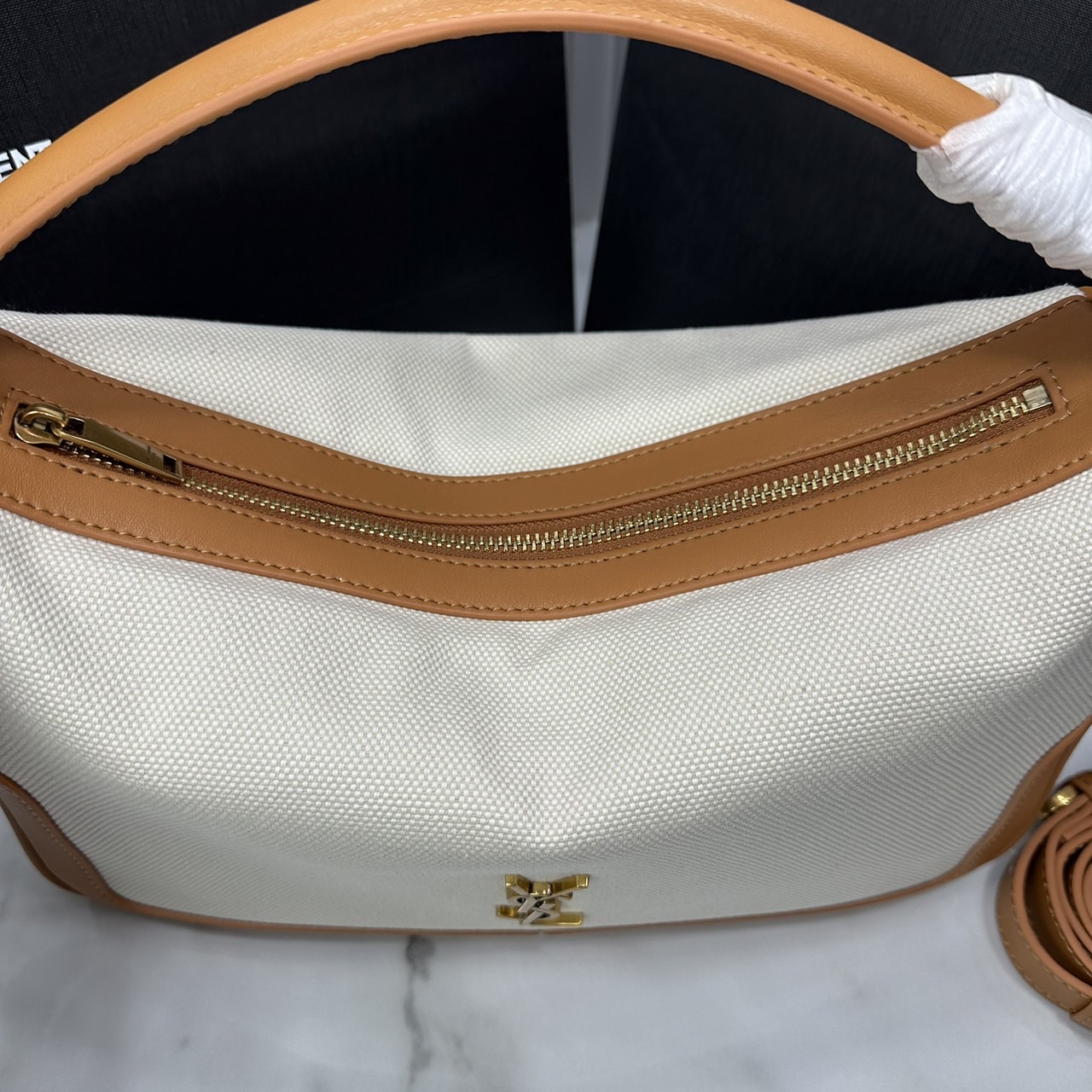 YSL Camera Supple Bag กระเป๋าสะพายทรงกล้องใบขนาดกลาง ถือจับถนัดมือ จุของได้เยอะ ดีไซส์เรียบหรูดูแพง 🧡เกรดออริ ใช้งานต่างประเทศได้