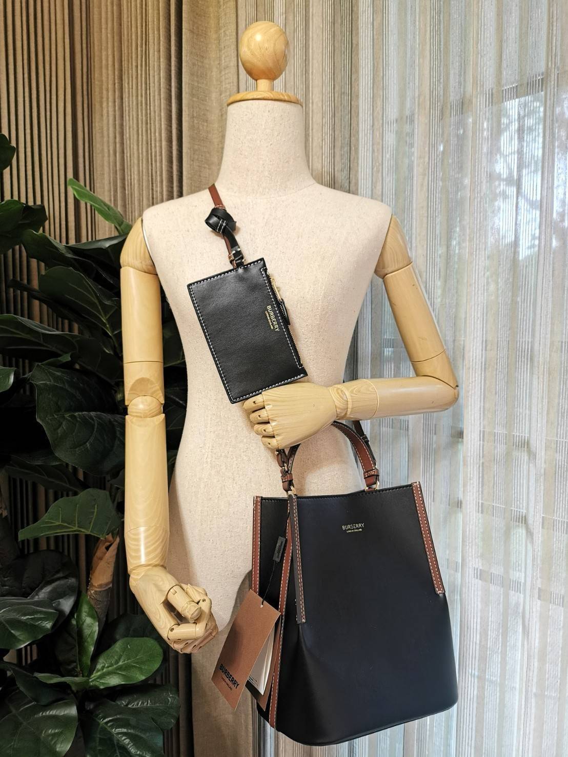 BURBERRY FRAGRANCES BUCKET BAG GIFT WITH PURCHASE พรีเมี่ยมกิ๊ฟ Limited Edition จาก BURBERRY PERFUME วัสดุหนังแท้ CalfSkin สวยหรูอยู่ทรง มาพร้อมกระเป๋าคลัชเล็กเข้าชุดกันสายคล้องสามารถถอดแยกใช้ได้ ภายในโล่งกว้างและจุสามารถใส่กล้อง มือถือ ของใช้ได้เยอะ หูจั