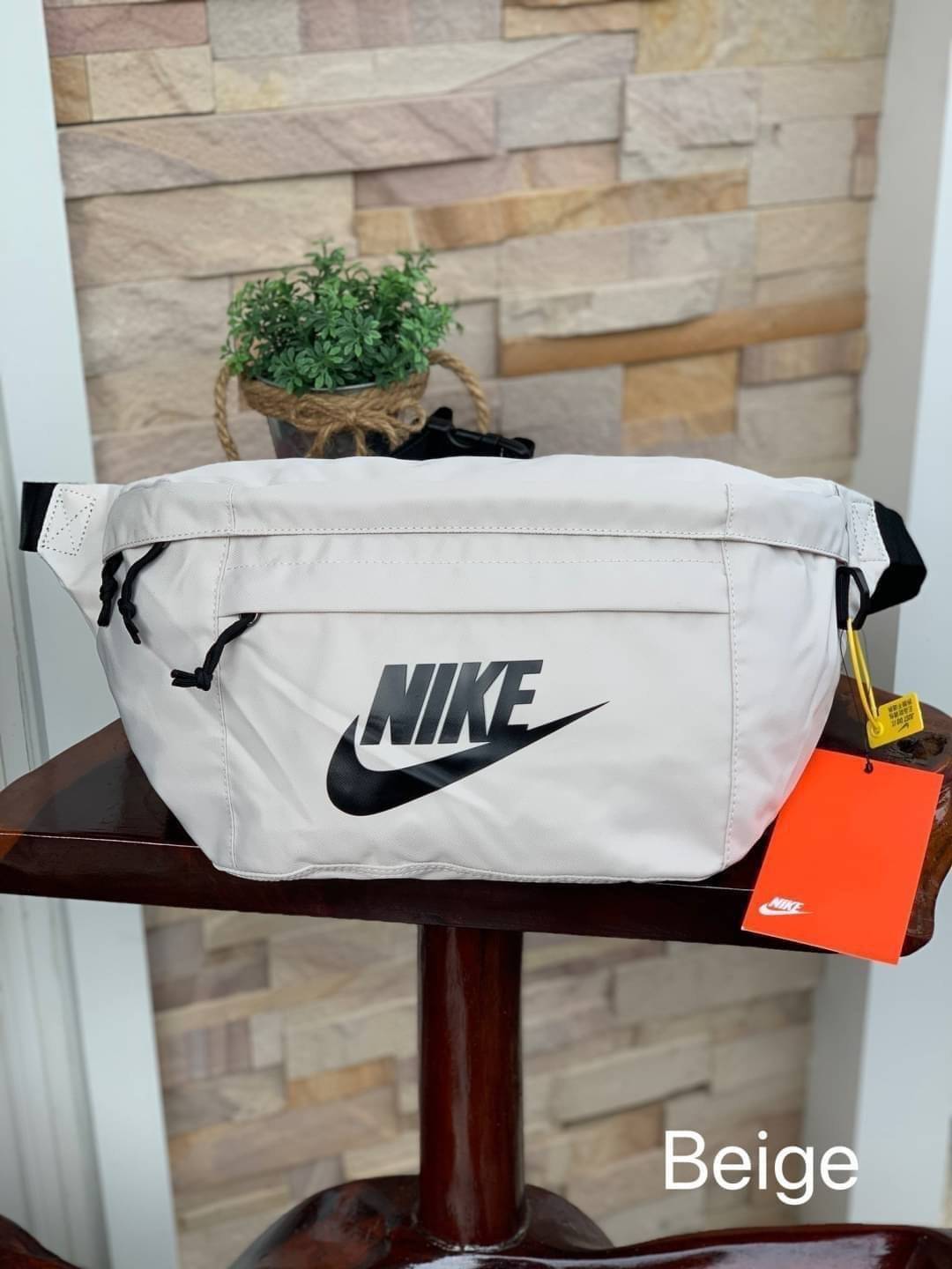 Nike Tech hip pack กระเป๋าคาดเอว Nike Tech รุ่นใหม่ชนช้อป!! ให้คุณหยิบใช้อุปกรณ์กีฬาและพกพาได้อย่างง่ายดาย