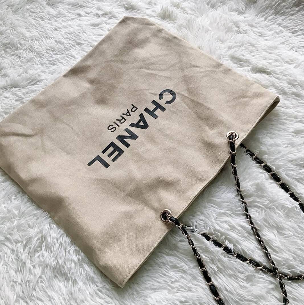 โซ่เงิน Chanel Shopper's Tote กระเป๋าสะพายทรง Tote VIP gift แท้ จาก counter น้ำหอมของ brand วัสดุ canvas เนื้อหนา อะไหล่ปั๊มแบรนด์ ภายในบุผ้าอย่างดี จุได้เยอะ มาพร้อมสายสะพายไหล่ แบบโซ่ต่อหนังสวยหรูค่ะ