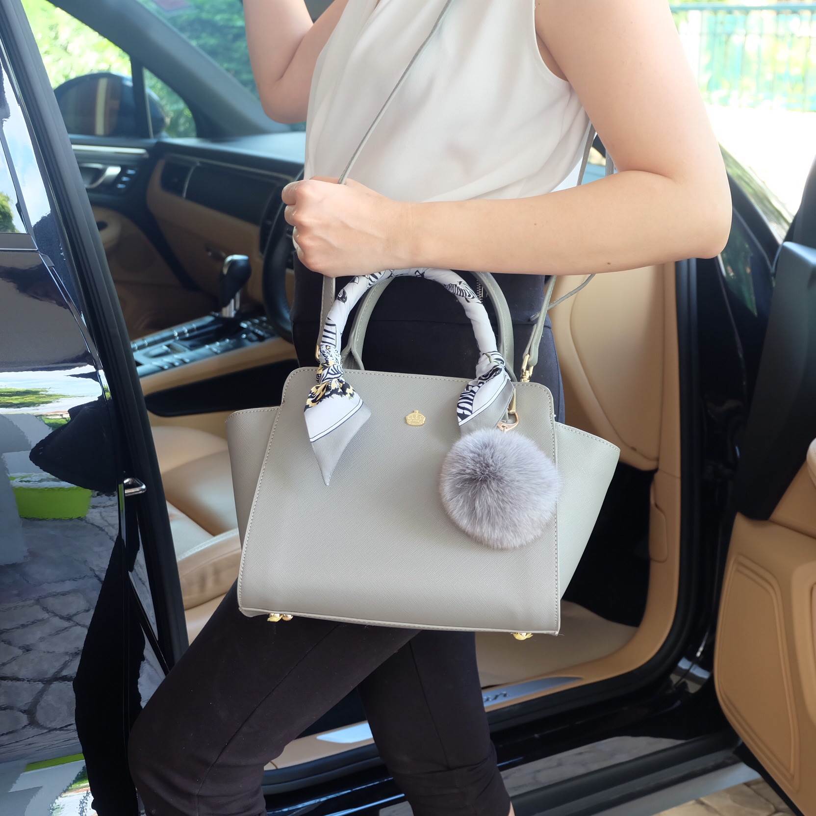 รุ่นขายดีตลอดกาล กระเป๋าหนัง saffiano สวยมากๆค่า รุ่น KEEP Infinite office bag สวย น่ารัก ขนาดตอบทุกโจทย์การใช้งาน เห็นแล้ว **หลงรักเลยคะ 🌲ตัวกระเป๋าขนาดกำลังดีหนังsaffiano ลายสวยที่สำคัญ ดูแลรักษาง่าย ประดับด้วยผ้าพันหูกระเป๋ารุ่นพิเศษ ทำให้กระเป