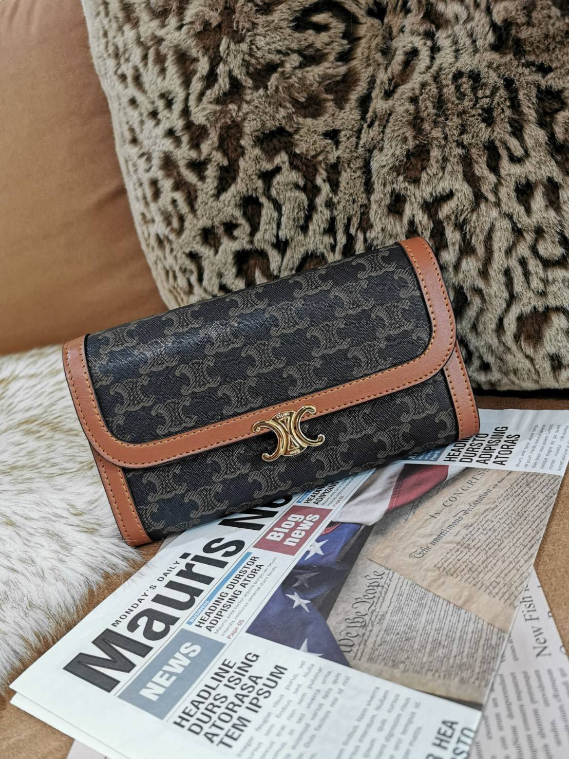 CELINE CLUTCH BAG WITH CHAIN VIP GIFT WITH PURCHASE GWP กระเป๋าพรีเมี่ยมกิ๊ฟ Limited จาก CELINE HAUTE PARFUME DUTYFREE COUNTER วัสดุ Triomphe Canvas หนังสวยอยู่ทรงเปิดปิดด้วยฝาปิดกระดุมประดับโลโก้แบรนด์สีทองด้านหน้า ภายในมีช่องแบ่งหลายช่อง มีช่องใส่บัตรหล