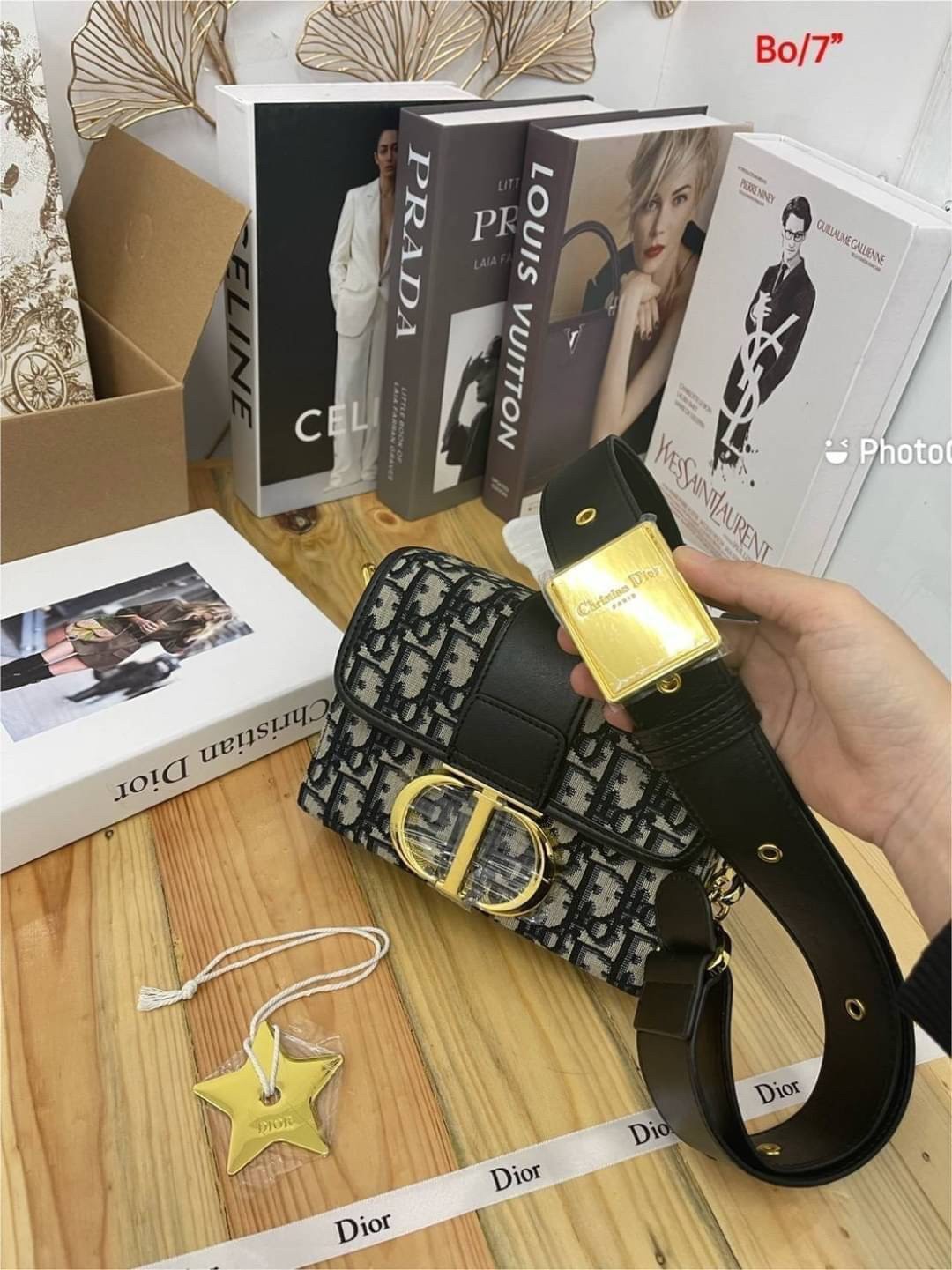 Dior 30 Montaigne Box Bag 7" / DIOR MINI BAG กระเป๋าสะพายดิออร์ เอกลักษณ์ของความหรู ไซส์มินิทรงสี่เหลี่ยมสวยหรูอยู่ทรงเปิดปิดด้วยฝาปิดโลโก้แบรนด์อะไหล่ทอง ภายในโล่งมีโลโก้สามารถใส่มือถือของใช้จุกจิกได้
