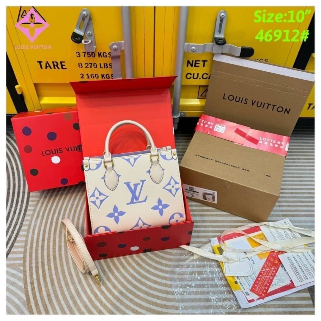 LV OnTheGo PM Bicolor Monogram Empreinte Leather tote bag กระเป๋าทรงโท้ทสีใหม่สวยหวาน โทนพาสเทลให้ความรู้สึกสดชื่นผ่อนคลาย เสมือนสายลมเย็นๆ ในวันต้นฤดูใบไม้ผลิ ที่ใครเห็นต้องเป็นหลงรัก ใช้งานได้ไม่มีเบื่อ