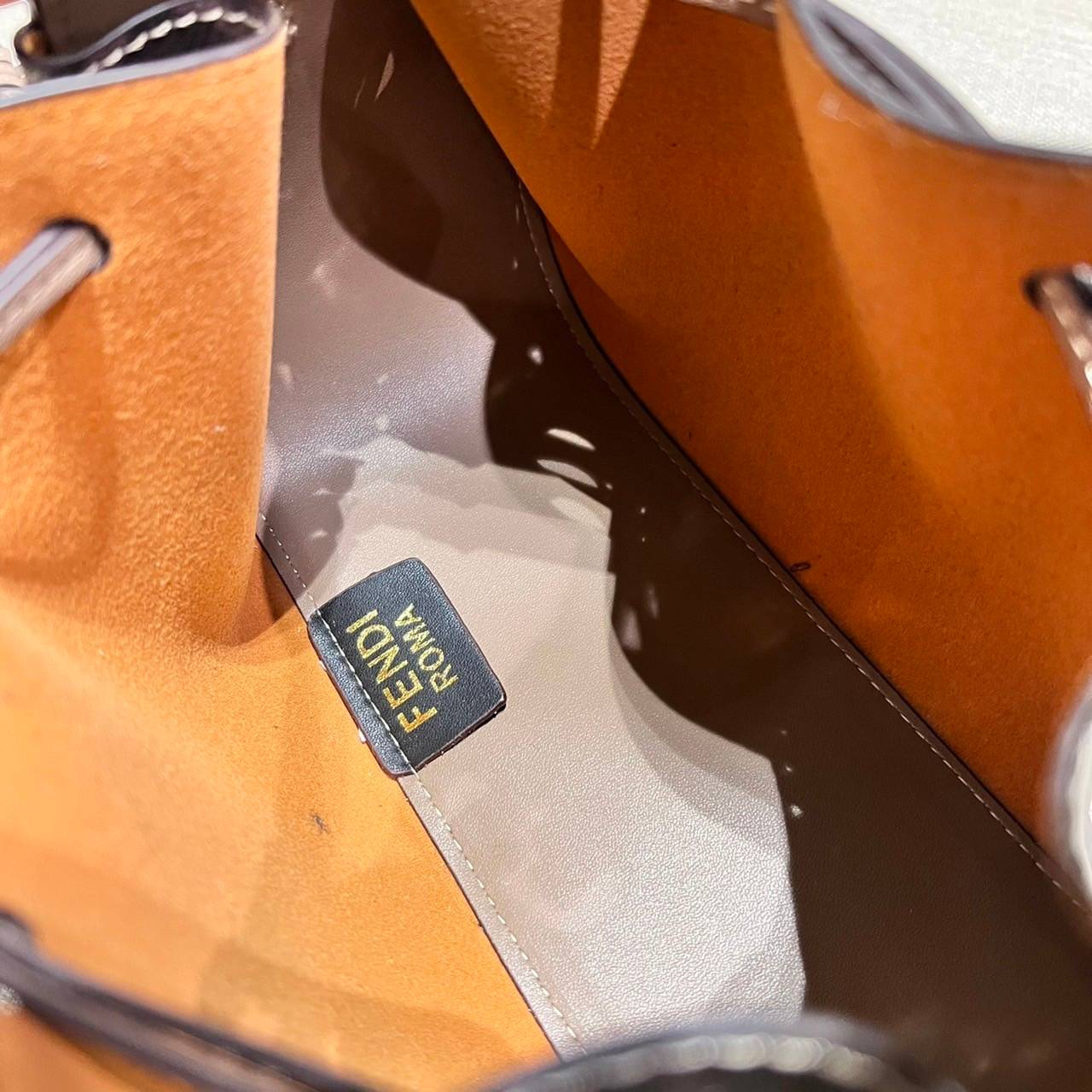 Fendi Pomodorino mini FF leather bag / FENDI FF mini bag รุ่นลิมิเต็ด หายาก ขนาดกำลังสวย ดีไซน์ทรงไม่ซ้ำใคร เก๋ๆตรงดีเทลรูดเก็บปากกระเป๋า วัสดุหนังแคนวาสเคลือบลาย มาพร้อมหูจับในตัว และสายครอสมีมาให้ ปรับได้เล็กน้อย ภายในโล่งกว้าง ใส่ของจำเป็นได้ครบ ใบจริง