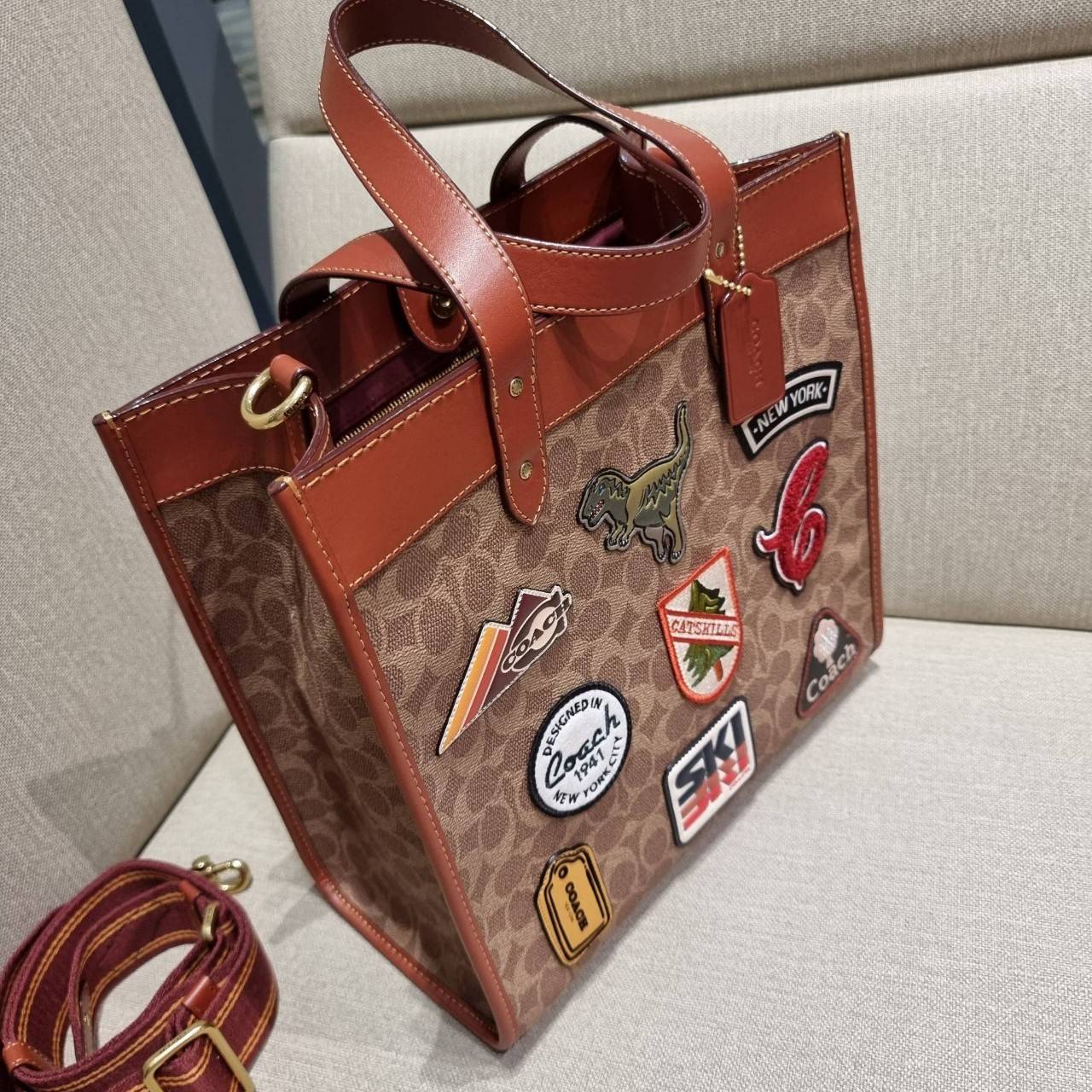 COACH C6846 FIELD TOTE IN SIGNATURE CANVAS WITH PATCHES คอลเลคชั่นใหม่สุดปัง!! สกีเรทโทร ดีไซน์วินเทจ ต้อนรับฮอลิเดย์นี้กันแบบที่สุด กระเป๋าทรงโท้ท ไซส์ใหญ่จุคุ้ม ฟังก์ชั่นการใช้งานสะดวกที่สุด มีทั้งสายคล้องแขนในตัว และสายครอสบอดี้ โดดเด่นด้วยแพทช์ลวดลายค