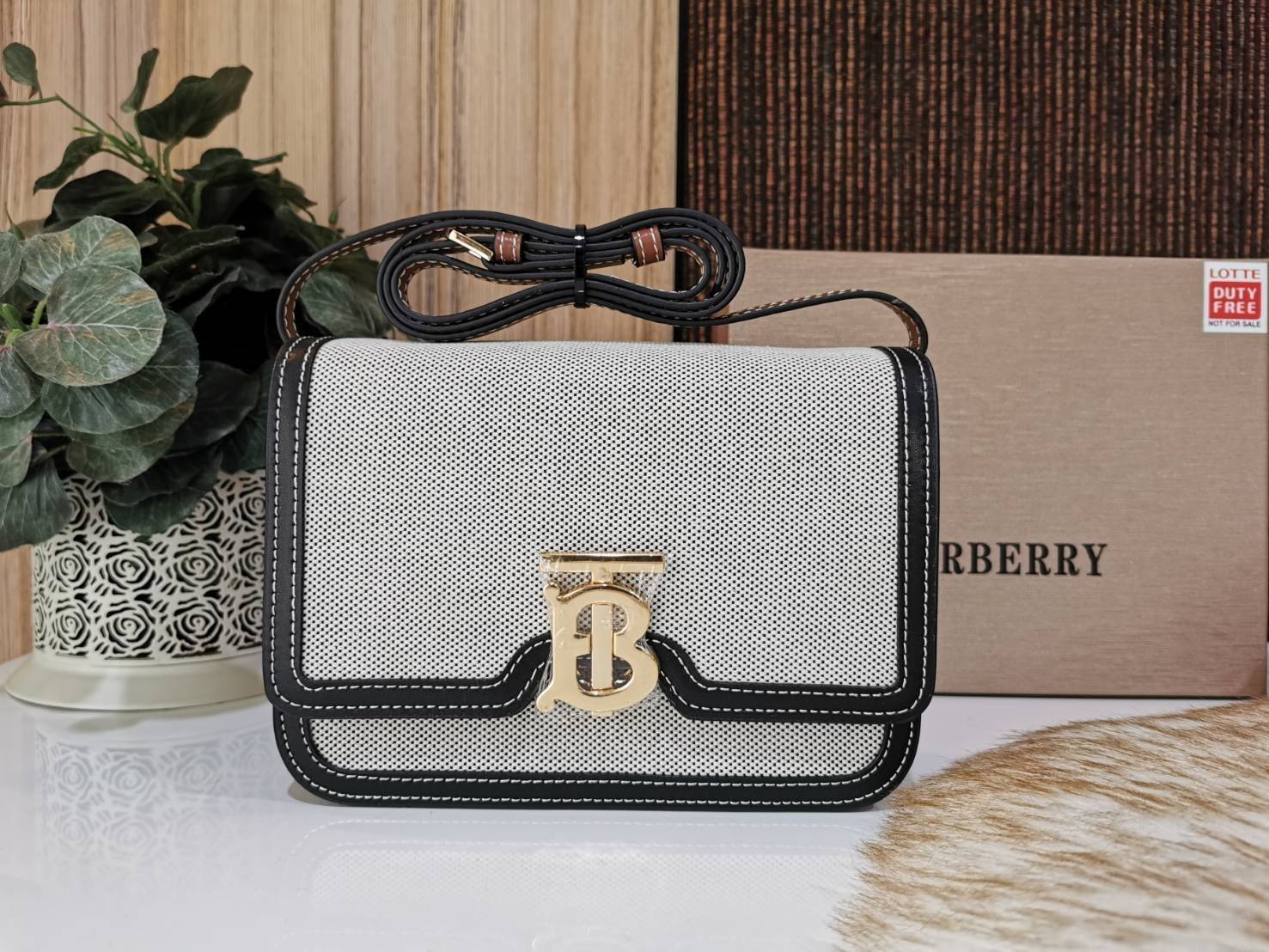 BURBERRY FRAGRANCES CROSSBODY BAG VIP GIFT WITH PURCHASE (GWP) พรีเมี่ยมกิ๊ฟรุ่นใหม่ล่าสุด Limited Edition วัสดุ Canvas & Leather ทรงเหลี่ยมสวยหรูอยู่ทรงโลโก้แบรนด์ด้านหน้าเปิดปิดด้วยฝาปิดสัญลักษณ์รูปตัวBภายในมีช่องแบ่งเป็นสัดส่วนใส่มือถือของจุกจิกได้ สาย