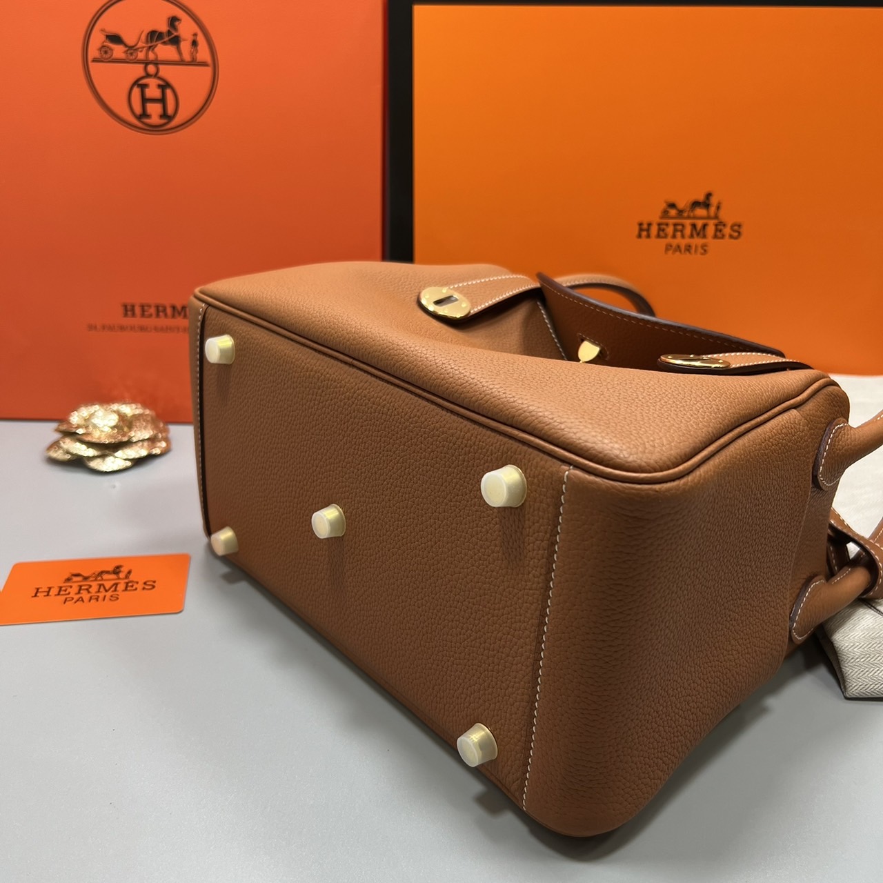 พร้อมส่ง 15 สี HERMES Lindy 26 bag กระเป๋าทรงโท้ทหนังสวยอย่างดี เอกลักษณ์ของความเรียบหรูไฮคลาสอย่างสมบูรณ์แบบ เกรดออริ สลับแท้ งานสวยตามรูป ใช้งานต่างประเทศได้