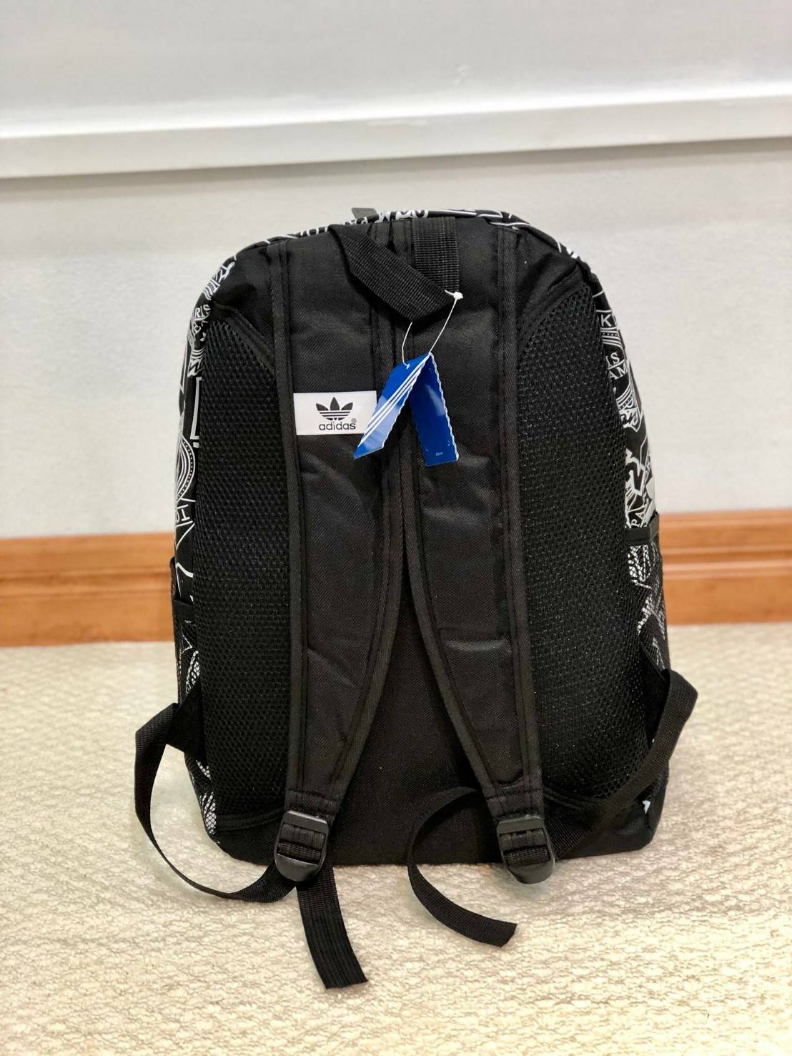 Adidas Backpack มีช่องสำหรับใส่ Notebook , Tablet ในตัวกระเป๋า สายเป้ และด้านหลังบุผ้าตาข่ายนุ่ม รองรับหลัง รูปแบบสวยทันสมัย รองรับทุกการใช้งาน เป็นกระเป๋าเป้นักเรียน-เป้กีฬา-สะพายเที่ยวชิลๆเลยค้า