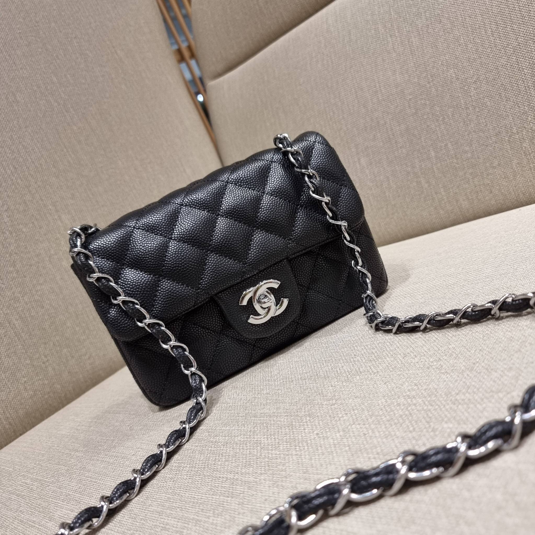 VIP 】3สี คัมแบคทูสต็อค!! จัดมาแน่นๆ พร้อมสีรับความเฮง!! พรีเมี่ยมจากแบรนด์ Chanel vip สุดพิเศษจากเคาน์เตอร์ กระเป๋าสะพาย หนังสังเคราะห์ลายคาร์เวีย หรูหราทั้งอะไหล่เงินและอะไหล่ทอง สะพายแล้วขับผิวมากๆใบนี้ เปิด-ปิดกระเป๋าด้วยตัวบิดล็อค ภายในกระเป๋าบุหนังสี