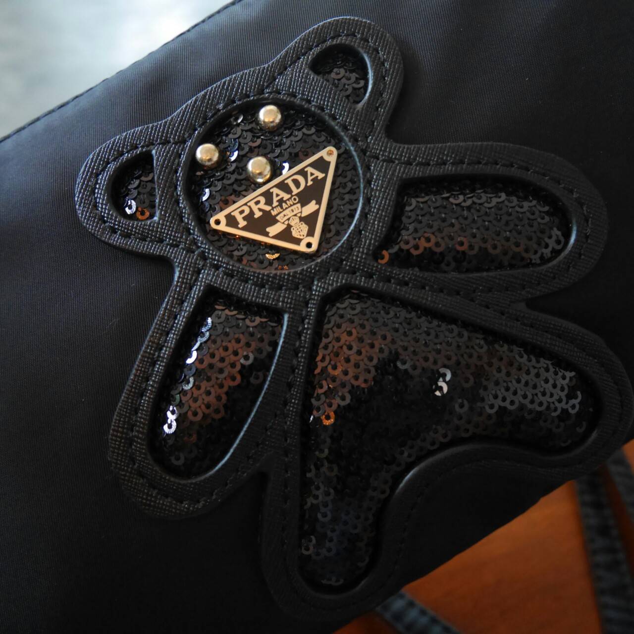 Best Seller!! กระเป๋าอเนกประสงค์ทรง clucth & crossbody จาก งานพรีเมี่ยมกิ้ฟ จากเคาเตอร์ต่างประเทศคะ แบรนด์ PRADA มาค่า เป็น กระเป๋าผ้าไนล่อน ตามแบบฉบับของแบรนด์เลย ใบนี้มีสายยาวให้คะ เลิศมาก สะพายเป็น shoulder bag ได้เลย ขนาดกำลังดีคะ ใส่มือถือได้ทุกรุ่น 