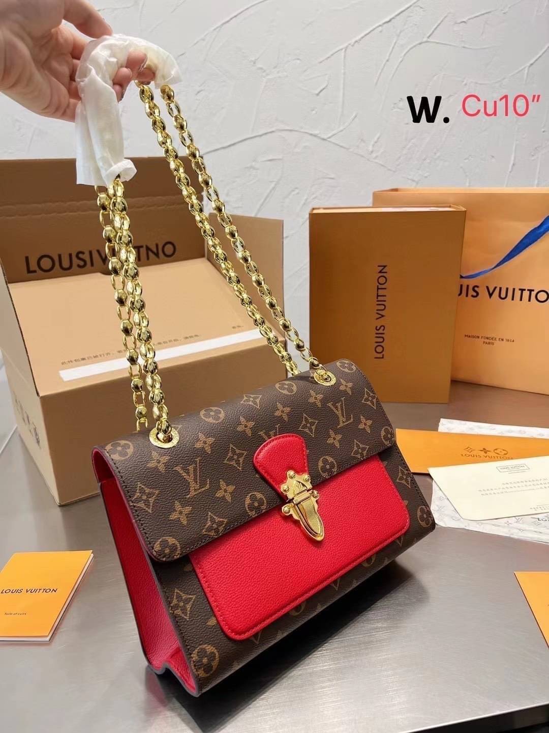 LV VICTOIRE Monogram กระเป๋าสะพายไอเท็มนำแฟชั่นที่น่าดึงดูดใจ ทรงกะทัดรัดและใช้งานได้สะดวก หนังแคนวาสอย่างดี ลาย Monogram เปิด-ปิดแบบกดล็อคอะไหล่สีทองสวยงาม ภายในมี3ช่องกว้างสามารถใช้งานได้หลากหลายและจุของได้มากมายเกินคาดนะคะ