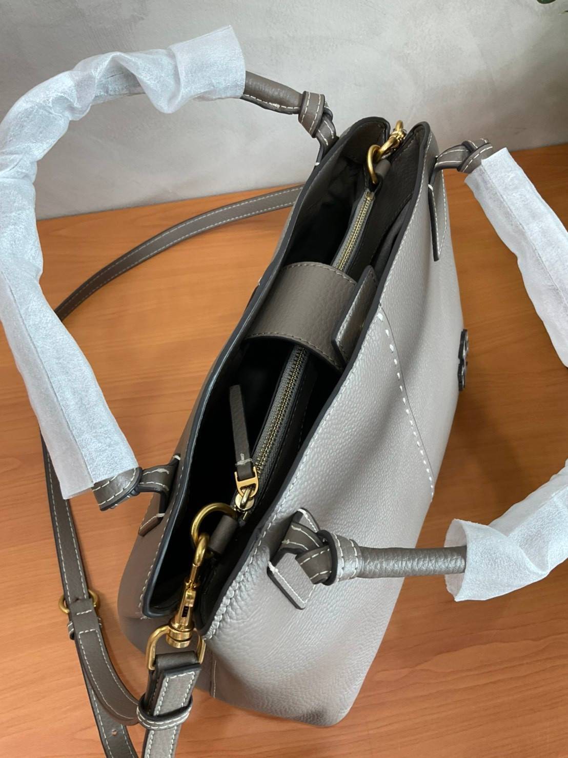 TORY BURCH Mcgraw Satchel Tote Bag (Size L) กระเป๋าถือ/สะพาย Crossbody วัสดุหนังลูกวัวแท้ 100% ด้านหน้าประดับโลโก้หนัง ตัดเป็นรูปตัว T สัญลักษณ์แบรนด์ ตัวกระเป๋าเดินด้ายเล่นลายเพิ่มลูกเล่น เพื่อความเก๋!!