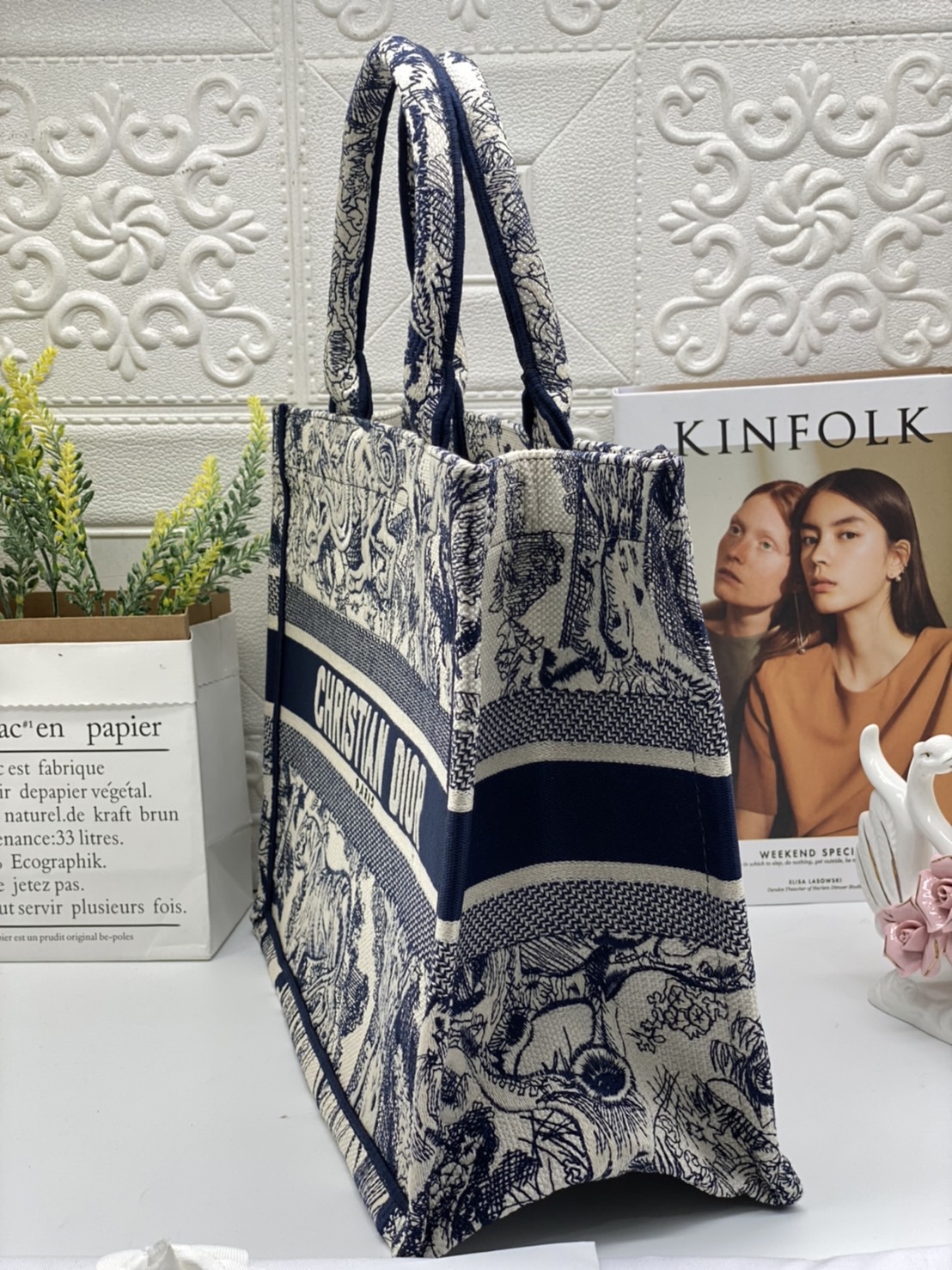CHRISTIAN MEDIUM DIOR BOOK TOTE เอกลักษณ์ของความหรู เป็นทางช็อปปิ้งBag ที่ต้องมี ภายในโล่งกว้างมาก ใส่ของแบบแน่นๆ จุๆไปได้เลย น้ำหนักเบาสบาย งานออริปักขึ้นรูปสวยมาก มี code stamp พร้อมส่งที่ไทย ภาพสินค้าถ่ายจากงานขายจริง ใช้งานต่างประเทศได้ค่ะ