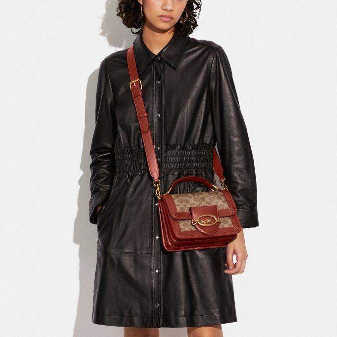 COACH C8449 HERO SHOULDER BAG / COACH C8450 HERO SHOULDER BAG IN SIGNATURE CANVAS ดีไซน์ใหม่ล่าสุด ที่มาพร้อมความหรูยกระดับ กระเป๋าถือ/สะพายข้าง ออกแบบทรงสวย คลาสสิค ขนาดกำลังพอดี ไม่ว่าจะถือ หรือสะพายสายครอส ก็ดูดีแบบไม่ต้องแต่งเติม วัสดุหนังแท้เต็มใบ ฝา