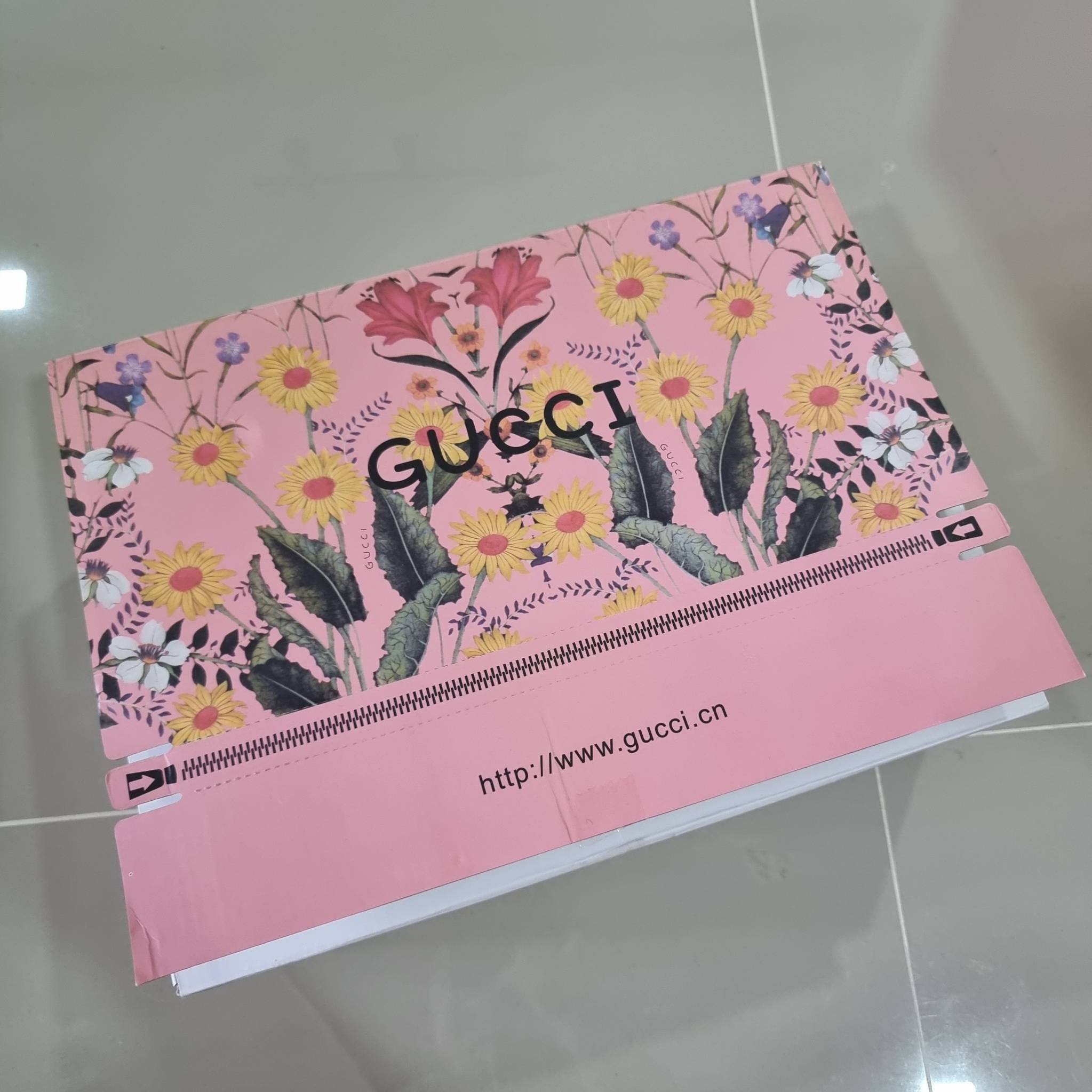 GUCCI padlock shoulder bag กระเป๋าสะพายไหล่ สวยผู้ดี ทรงดี ใช้งานง่าย วัสดุหนังแคนวาส ปากกระเป๋ามีแถบหนังคาดและอะไหล่กดล็อค โดดเด่นและเพิ่มความหรู