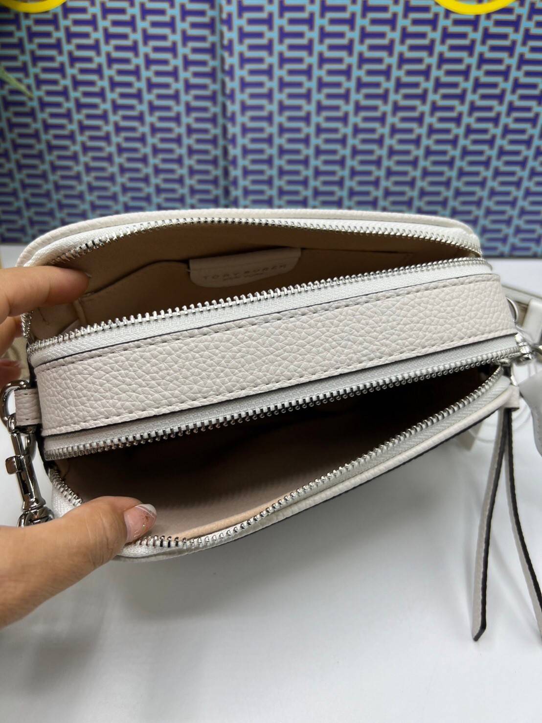 TORY BURCH Miller Mini Crossbody Bag / TORY CAMERA BAG / TORY BAG พร้อมส่ง 5 สี กระเป๋าสะพายใบเล็กมินิมอลในรูปทรงใหม่ที่คล่องตัว