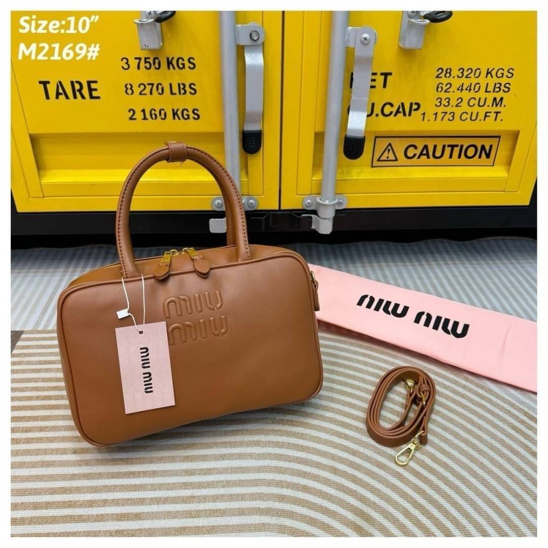 MIU MIU leather Beau bag 25cm กระเป๋าถือทรงบอสตัน ขนาดกำลังสวยพกพาง่าย สะดวกใช้งาน ซิปรอบเปิดได้กว้างๆ ดีไซน์เรียบแต่มากมีอยู่จริง สวยดูแพง