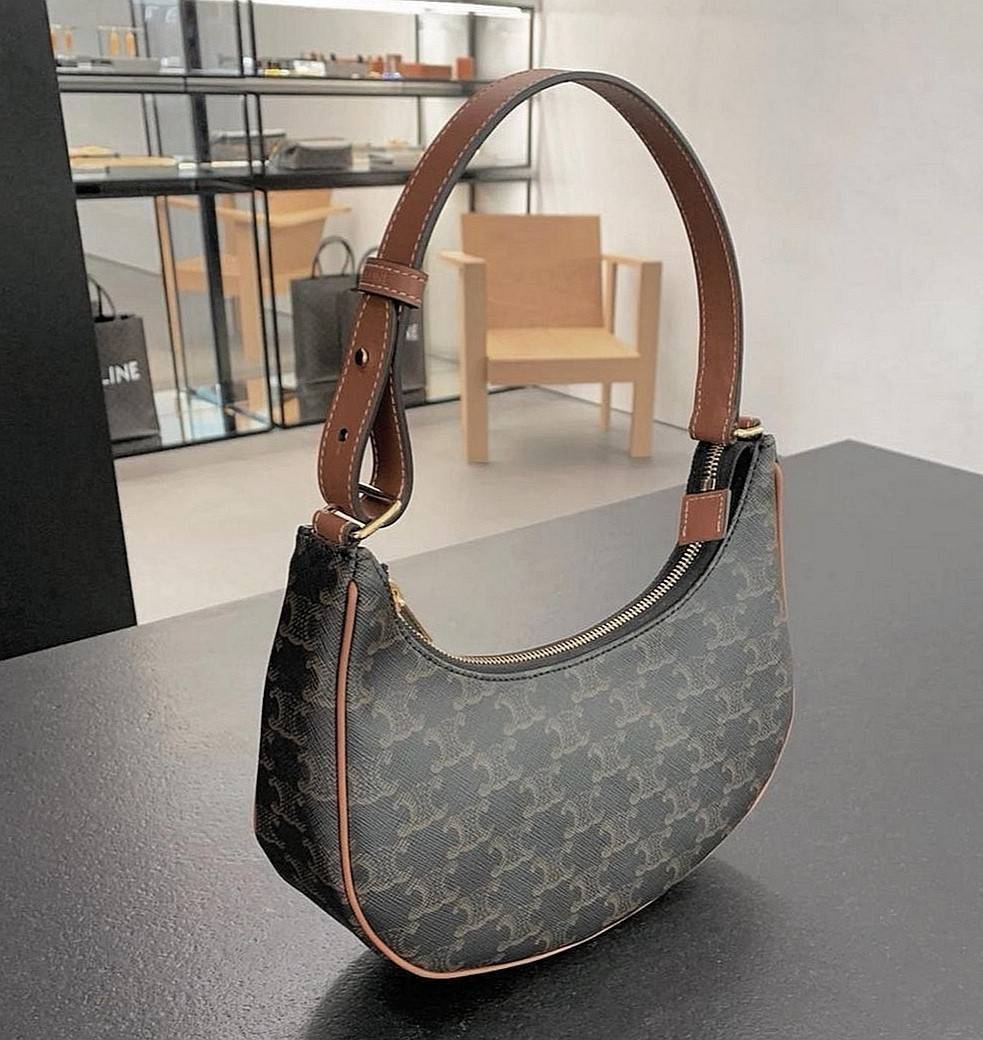 ของแท้ CELINE SHOULDER BAG VIP GIFT WITH PURCHASE (GWP) พรีเมี่ยมกิ๊ฟ Limited Edition จาก CELINE HAUTEPARFUME DUTYFREE COUNTER วัสดุ TRIOMPHE CANVAS ดีไซน์สวยหรูฮิตสุดในเกาหลี!