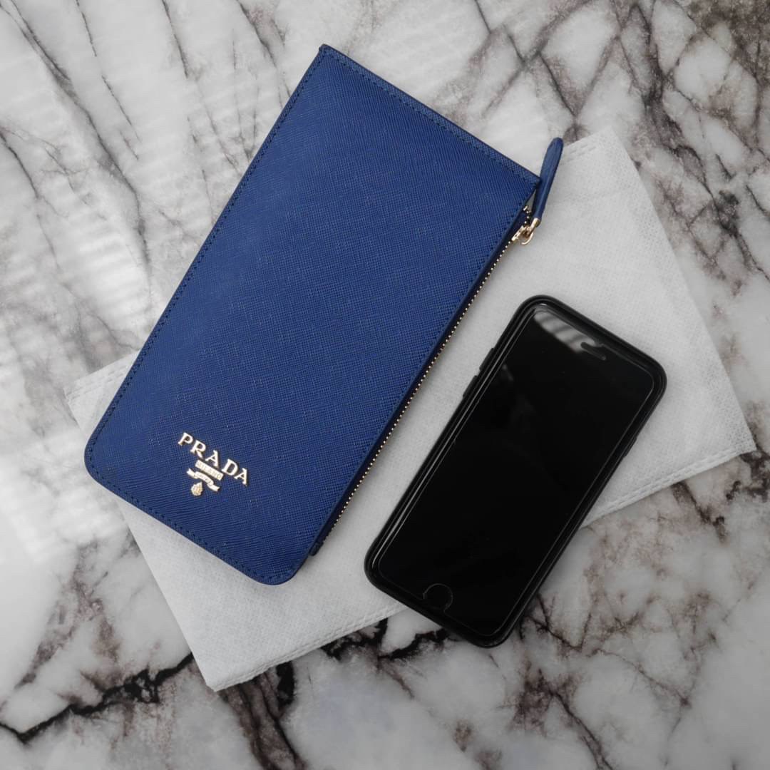 รุ่นขายดีเว่อร์วัง♡♡ PRADA LONG WALLET *สำหรับคนชอบใส่บัตรเยอะ แนะนำรุ่นนี้คะ กระเป๋าสตางค์ทรงสวย สะดุดตา หนังสัมผัส Safiano จากแบรนด์ PRADA มีช่องใส่นามบัตรมากถึง 16 ช่อง ด้านหน้ามีโลโก้แบรนด์สีทองหร