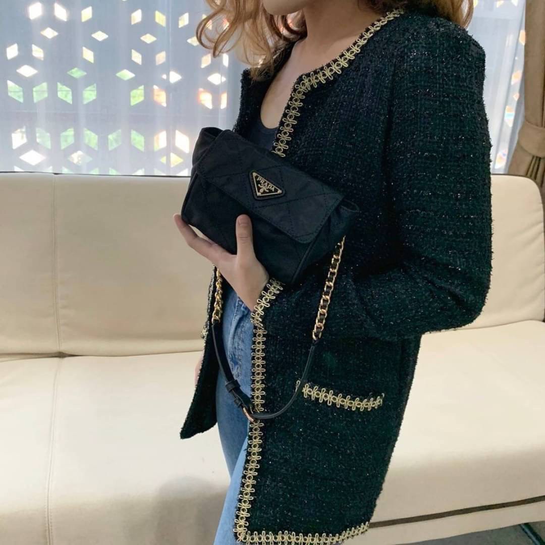 PRADA SHOULDER BAG ส่งตรงจากเคาเตอร์ต่างประเทศ นานๆจะมาทีคะ **ขนาดมินิปุ๊กปิ๊ก กับแบรนด์ Prada เก๋ ไม่ซ้ำใครแน่นอนคะรุ่นนี้ เปิดปิดด้วยกระดุมแม่เหล็ก ภายในบุผ้าแบรนด์ และ มีป้ายโลหะแบรนด์ **อะไหล่ทองเข้มทั้งใบ สามารถใส่Iphone11+ ได้ งานน่ารัก ราคาดี้ดีแบบ