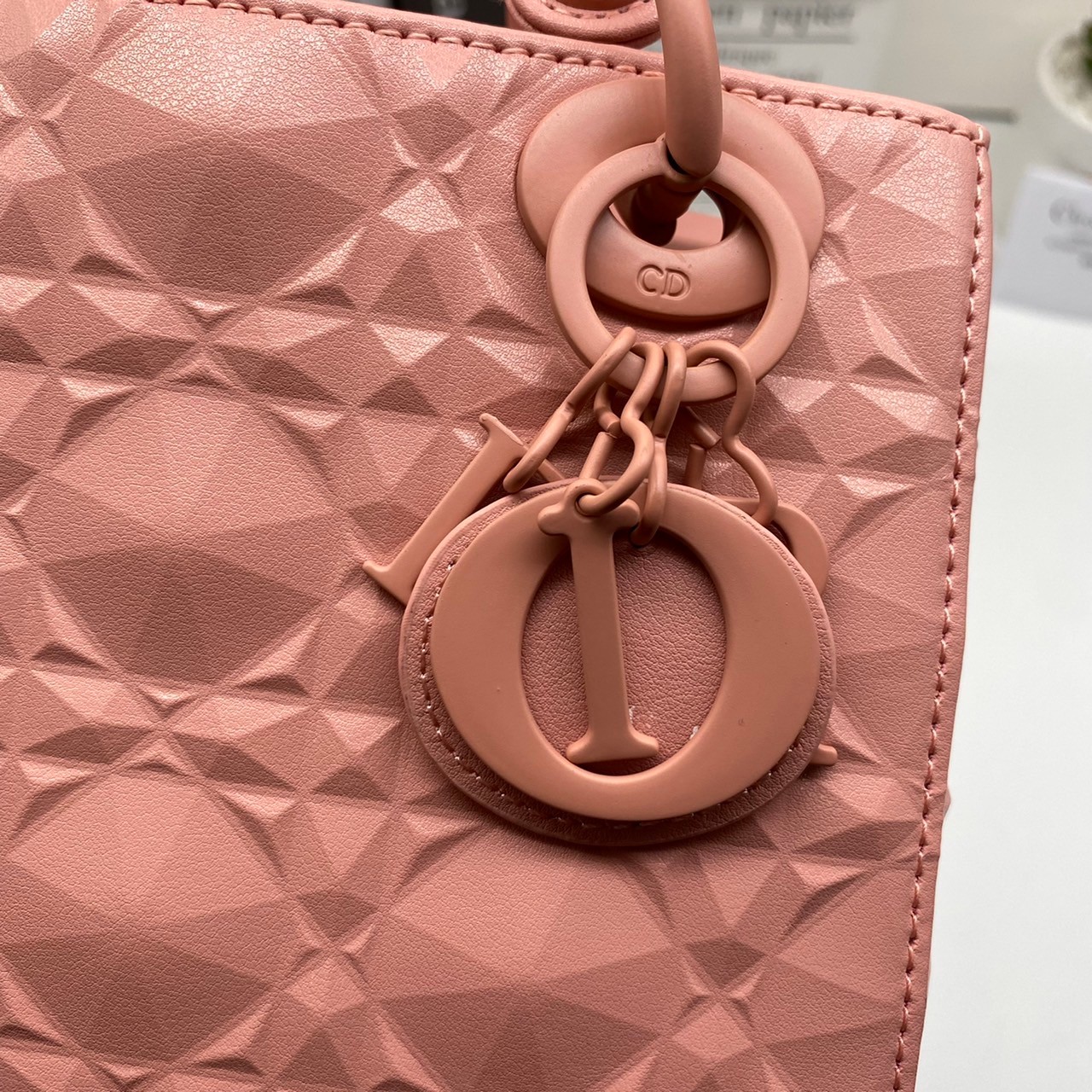 หนังแท้ DIOR LADY BAG 17cm ไซส์เล็กขนาดกำลังน่ารักเลยค่ะ งานออริหนังแท้ทั้งใบปั้มลายรุ่นใหม่ล่าสุด ความสง่างามอีกหนึ่งรุ่นของ Dior รูปทรงสีเหลียม ขนาดกระทัดรัด ตั้งอยู่ทรง ฐานกระเป๋าแข็งแรง มีหมุดรองฐาน ดีไซน์ที่มีเอกลักษณ์เฉพาะตัว ด้านหน้าตกแต่งด้วยตัวอั