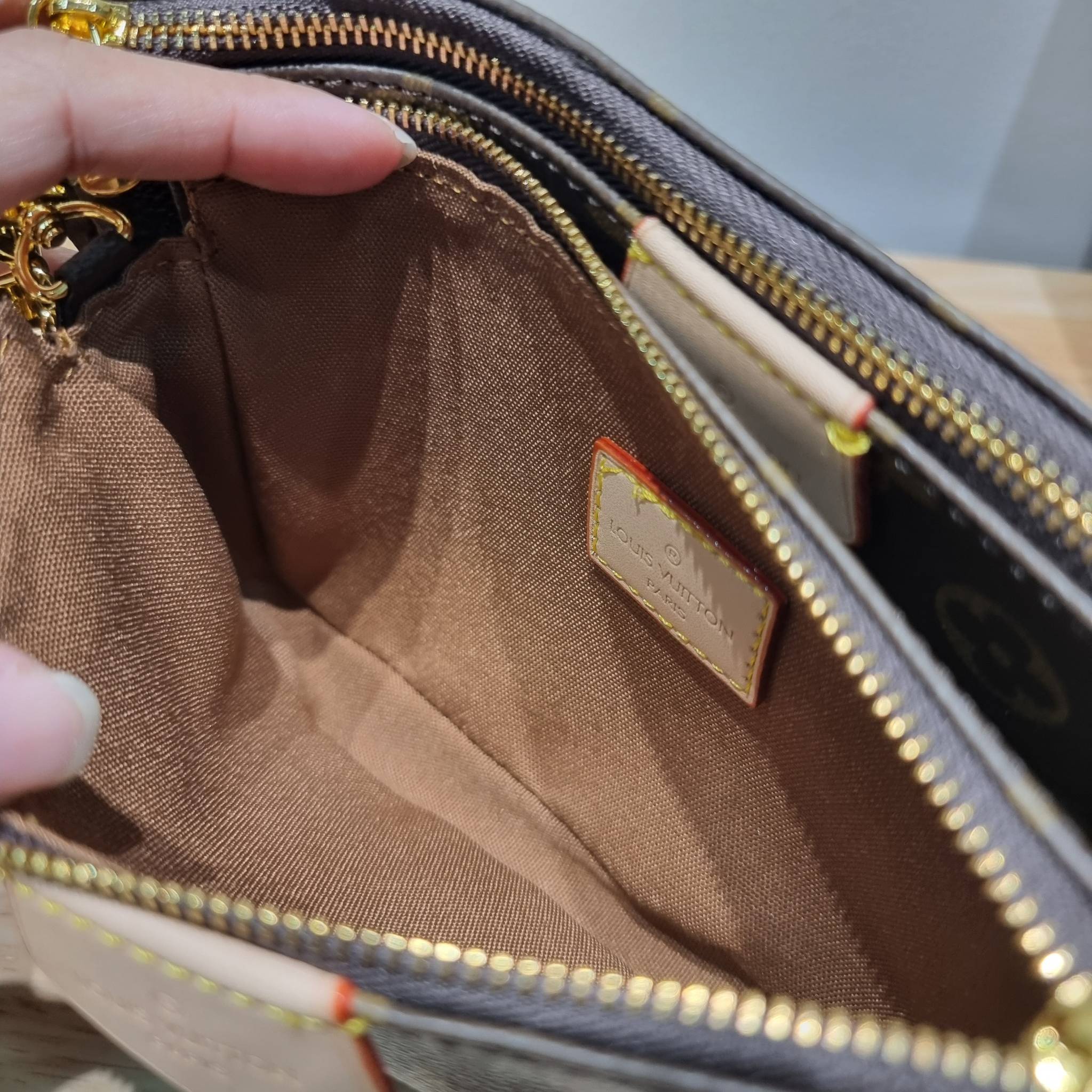 Set 4 ชิ้น LV Multi Pochette Bag New in!! กับ box set ชวนสะสม ที่จับเอารุ่นยอดฮิต มามิกซ์รวมกับไอเท็มสุดคุ้มของมันต้องมี!! จัดเรียงให้อยู่ในกล่องสุดหรู ไม่ว่าจะตัวกระเป๋า กระเป๋าสตางค์ กระเป๋าจิ๋ว ใบไหนๆก็นำมาใช้งานได้จริง คุ้มค่ามากๆ แถมฟรี! ริบบิ้นลายลิ