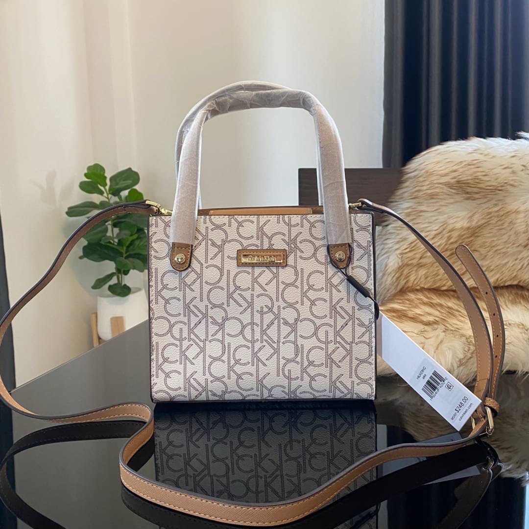 CALVIN KLEIN JEANS crossbody bag กระเป๋าถือหรือสะพาย ลายซิกเนเจอร์แบรนด์ทั้งใบ มีหูจับสำหรับถือ เปิด-ปิดกระเป๋าด้วยกระดุมแม่เหล็ก ด้านในโล่งกว้างมีช่องเล็กและช่องซิปสำหรับใส่ของจุกจิก ซับในลายแบรนด์อย่างดี มาพร้อมสายสะพายยาวปรับระดับได้ สามารถใช้ได้หลากหล