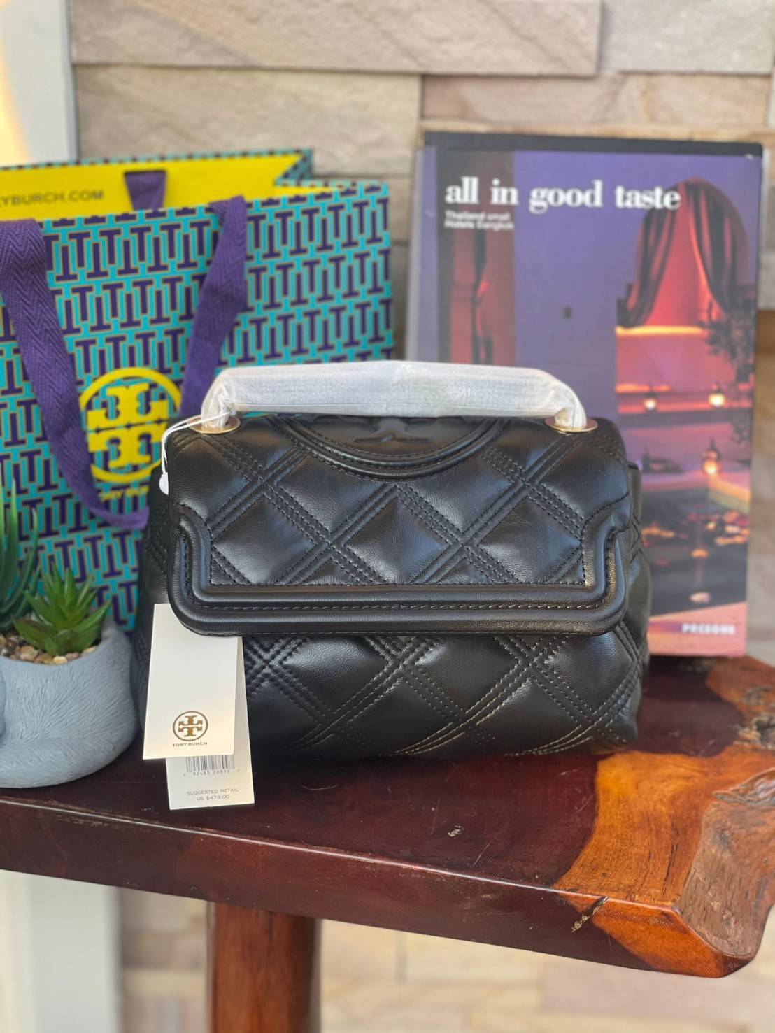 ของแท้ 💯% Tory burch Fleming Soft Small Convetible Shoulder bag กระเป๋าเฟลมมิ่ง (Fleming) สุดคลาสสิค ทำจากหนังนุ่มกับเทคนิคการเย็บแบบควิลท์ เพิ่มความเป็นเอกลักษณ์ด้วยโลโก้ลายดับเบิ้ล