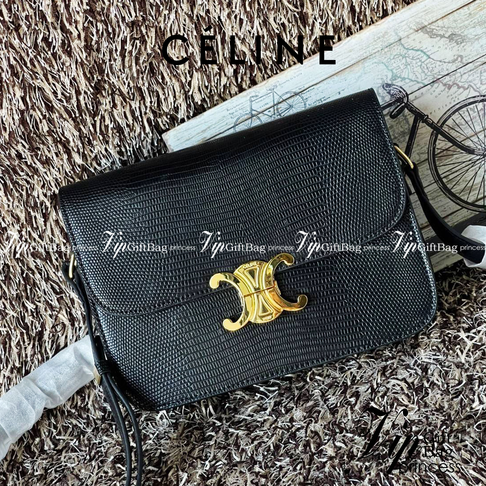 Celine MEDIUM TRIOMPHE BAG IN SHINY By croc มีรูปทรงเป็นกล่องคล้ายกับกระเป๋า Classic Box แต่มีการออกแบบโลโก้ที่สะดุดตาแบบวินเทจ ด้วยดีไซน์หรูหราและที่ดูโฉบเฉี่ยวเ้วยลงดลายcroc มีความคลาสสิคอย่างเต็มเปี่ยม ทำให้เป็นที่ดึงดูดความสนใจของสาวๆ ด้วยความคล่องตัว