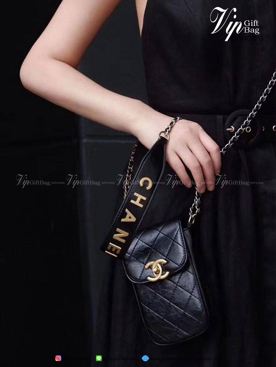 CHANEL VIP GIFT WOC BAG งาน CHANEL VIP GIFT ของแท้ 100% จากเคาเตอร์แบรนด์ CHANEL ทรงแนวตั้ฝน่ารัก ขนาดกำลังดี วัสดุหนังเรียบพิมพ์ลายยับ เปิดปิดด้วยตัวล้อคปั้มแบรนด์ อะไหล่ทอง ลายวินเทจ ด้านในใส่โทรศัพท์ได้ถึง NOTE10+ มาพร้อมสายโซ่สลับหนังเอกลักษณ์โซ่สองสี