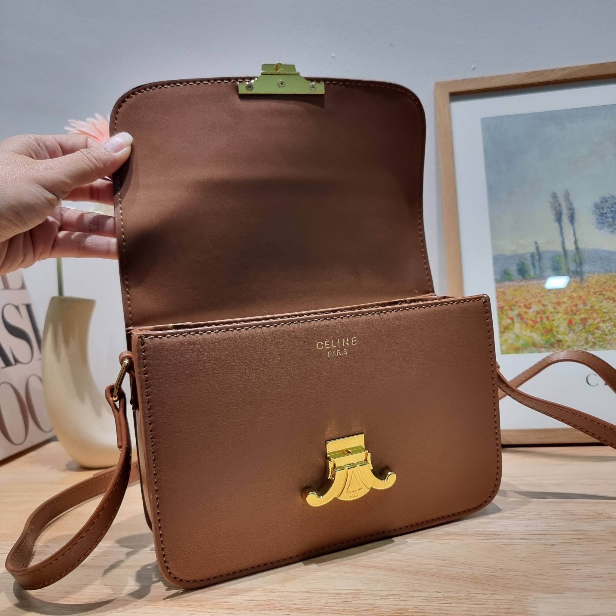 CELINE CLASSIQUE TRIOMPHE BAG IN SHINY CALFSKIN ไอเท็มสุดคลาสสิค ที่ขาดไม่ได้ กระเป๋าสะพายทรงสวยคลาสสิค แฝงความผู้ดี ที่ใช้ได้ทั้งชายหญิง