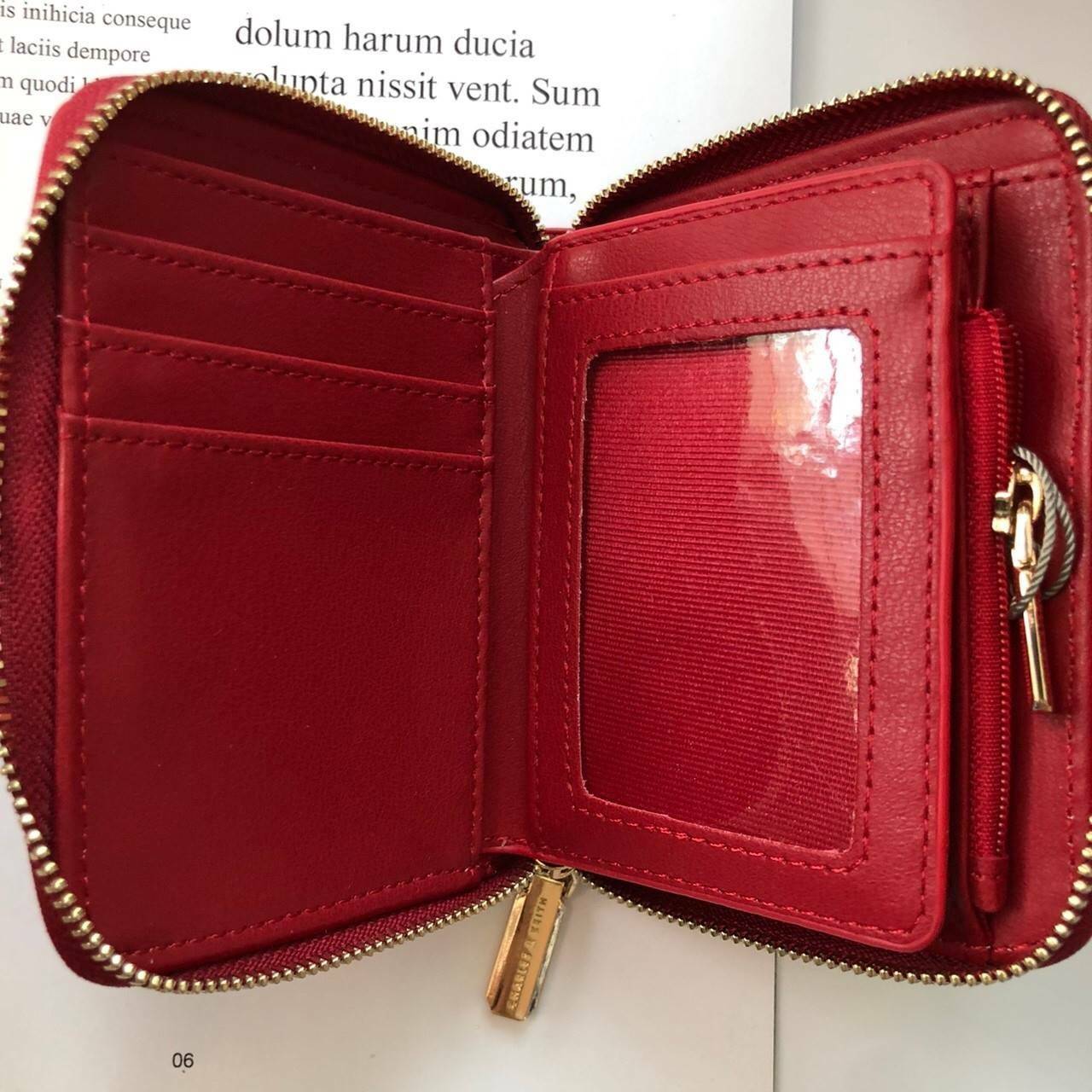 กระเป๋าสตางค์ใบสั้น CHARLES & KEITH เปิด - ปิดกระเป๋าด้วยซิปรอบ ด้านในมีช่องใส่บัตร ช่องใส่ธนบัตร ช่องใส่รูป และช่องซิปค่ะ