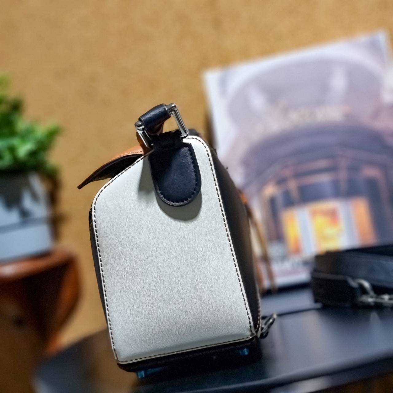 พรีเมี่ยมกิ๊ฟแท้ 100% 】LOEWE PUZZLE BAG IN CLASSIC เป็นอีกแบรนด์ที่ดีไซน์เป็นเอกลักษณ์ โดดเด่น สวยหรูทุกรุ่น!! กระเป๋าสะพายข้างทรงกล่อง สไตล์พัซเซิล ให้ฟีลลิ่งเหมือนตัวต่อคละสี ดูดีได้ทุกที่แค่มีใบนี้