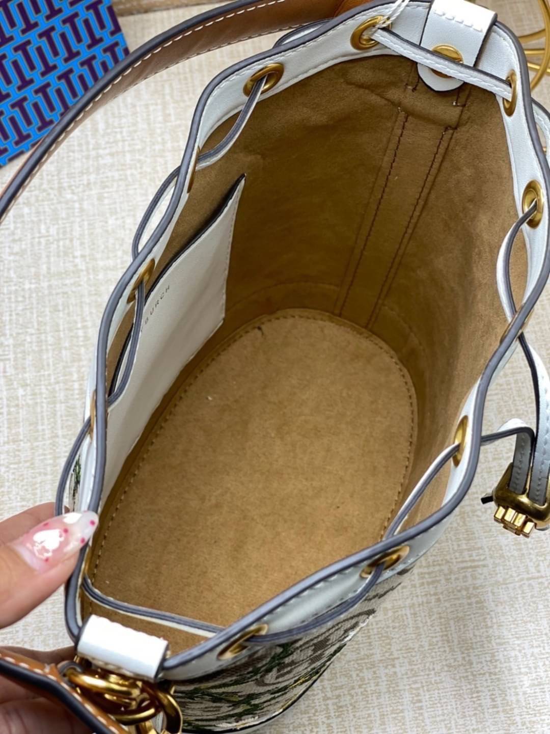 TORY BURCH T Monogram Jacquard Embroidered Bucket Bag แรร์ไอเท็มรุ่นยอดฮิต ใบใหญ่ไซส์กำลังดี!! ที่สุดของรุ่นที่ตามหา!! สวยสุดกับดีไซน์ลายปัก ที่ดูแพง!! กระเป๋าบัคเก็ตทรงสวย