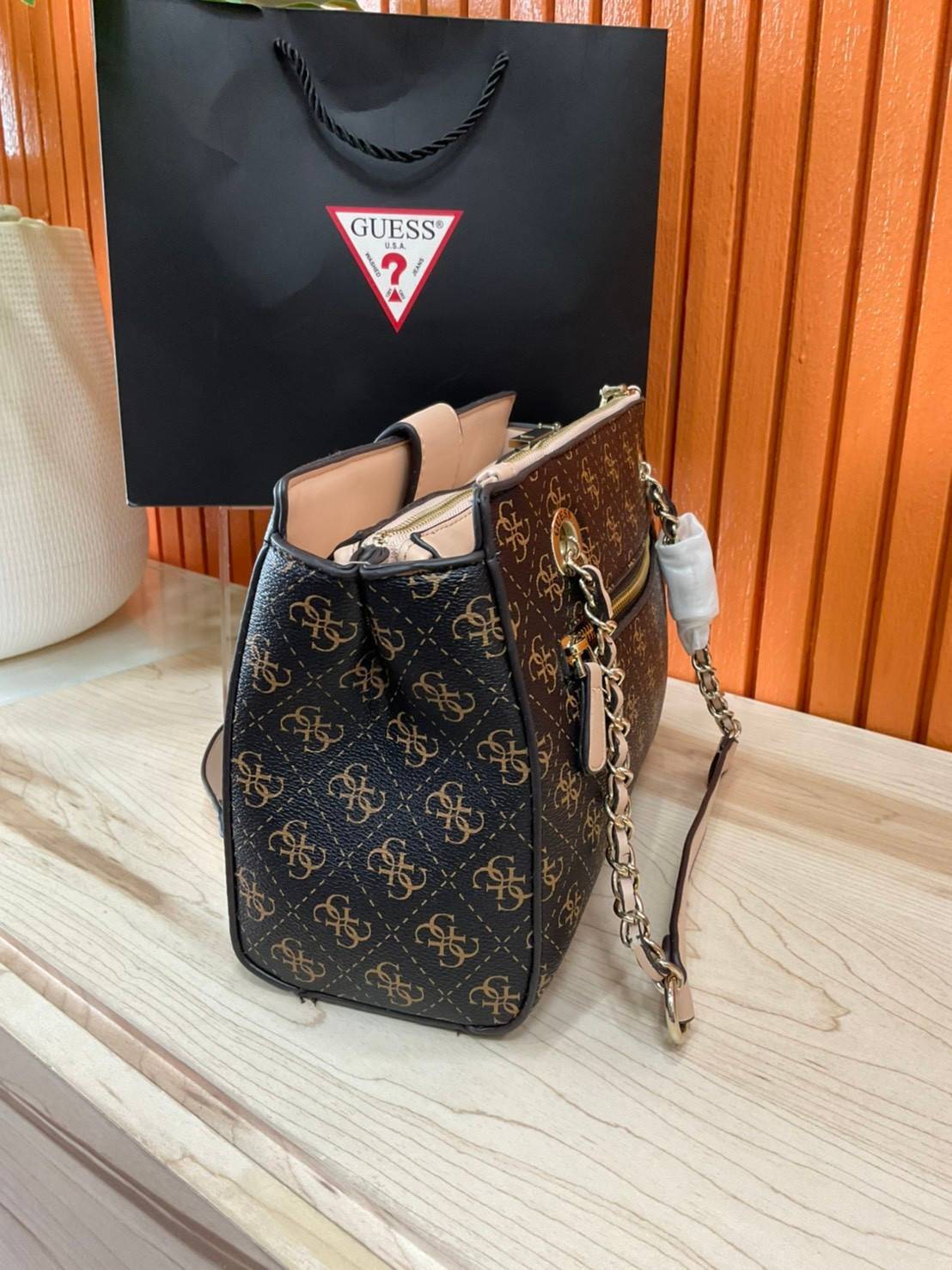 กระเป๋าสะพายไหล่ Guess Logo City Small Society Satchel กระเป๋าสะพายไหล่ ขนาดกำลังดี วัสดุ pu สวยอยู่ทรง มาพร้อมพวงกุญแจน่ารักๆ ถอดออกได้ ด้านหน้าประดับโลโก้แบรนด์ เปิดปิดด้วยซิป มี 2 ช่องหลักใช้งาน ภายในช่องซิปหน้าแยกเป็นสัดส่วนการใช้งาน ซิปช่อง 2 โล่งกว้