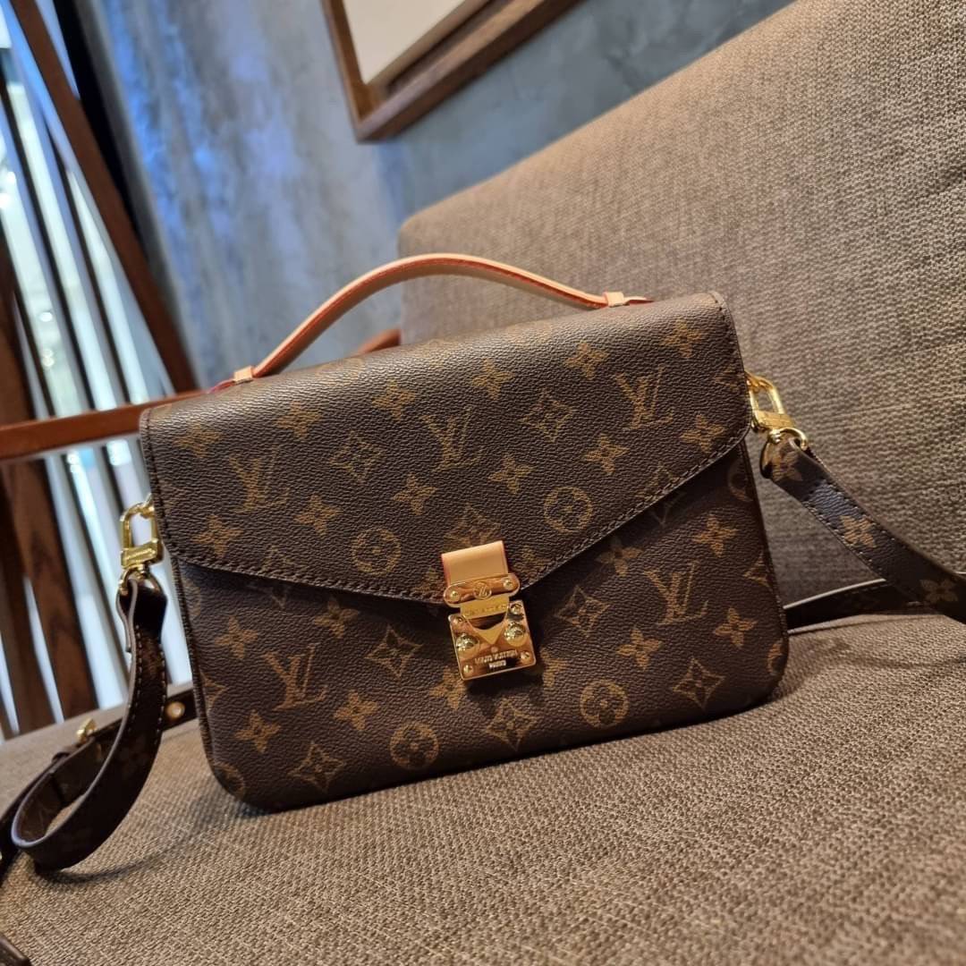 ยกระดับให้ตัวเอง กับไอเท็มสุดเลิศ ที่สาวๆตามหา LV pochette metis กระเป๋าถือ/สะพายทรงสวย คลาสสิค ดีไซน์เรียบง่าย แต่แฝงความหรู วัสดุหนังแคนวาสคุณภาพดี เปิดปิดด้วยตัวบีบล็อค ด้านหลังมีช่องซิปแยก ภายในซับสวยงามมาก ดูแพงที่สุด แบ่งสัดส่วนดูเหมาะ น่าใช้จริงๆ ส