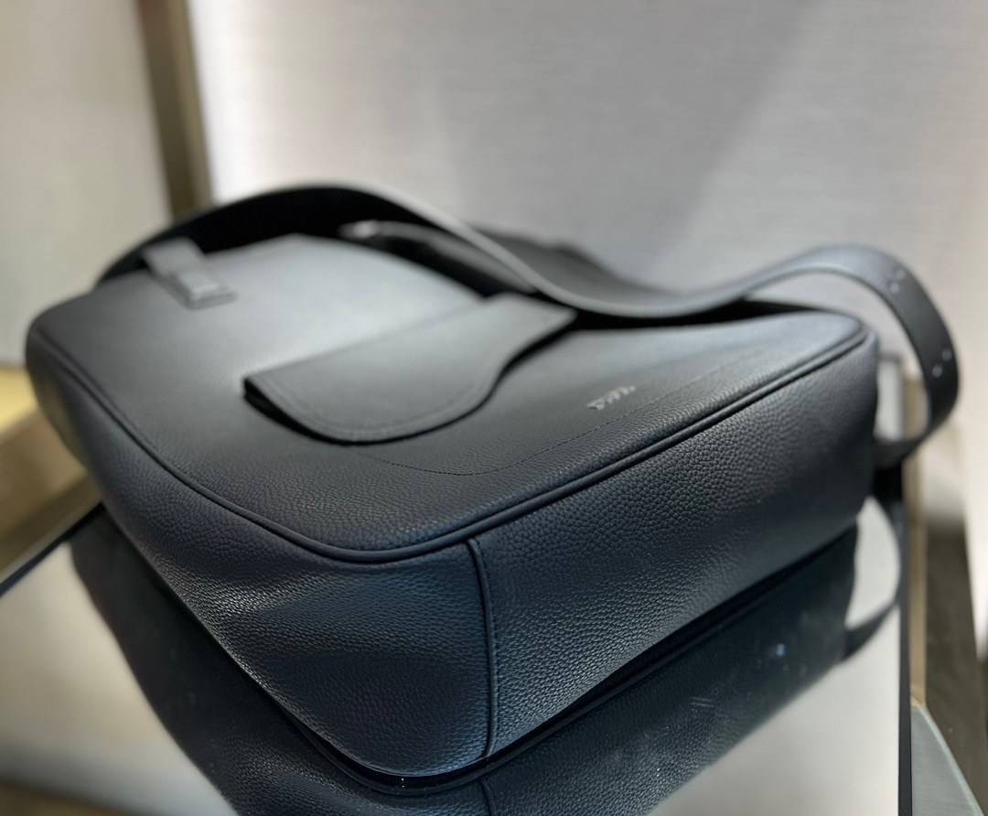 หนังแท้ CHRISTIAN DIOR SADDLE TOTE BAG WITH SHOULDER STRAP Black Grained Calfskin พร้อมส่งที่ไทย เกรดออริจินอลหนังแท้ทั้งใบ ภาพสินค้าถ่ายจากงานขายจริง ใช้งานต่างประเทศได้