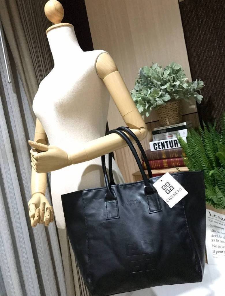 Givenchy Black Soft Leather Shoulder Handbags (Limited edition) กระเป๋าถือหรือสะพายพรีเมี่ยมของเเท้จาก "Givenchy Perfume Counter" วัสดุหนังนิ่มเรียบสีดำด้านหน้าปั้มโลโก้แบรนด์ GV ภายใน Polyester 100% สีดำสกรีนโลโก้สวยดูดี เปิดปิดด้วยกระดุมแม่เหล