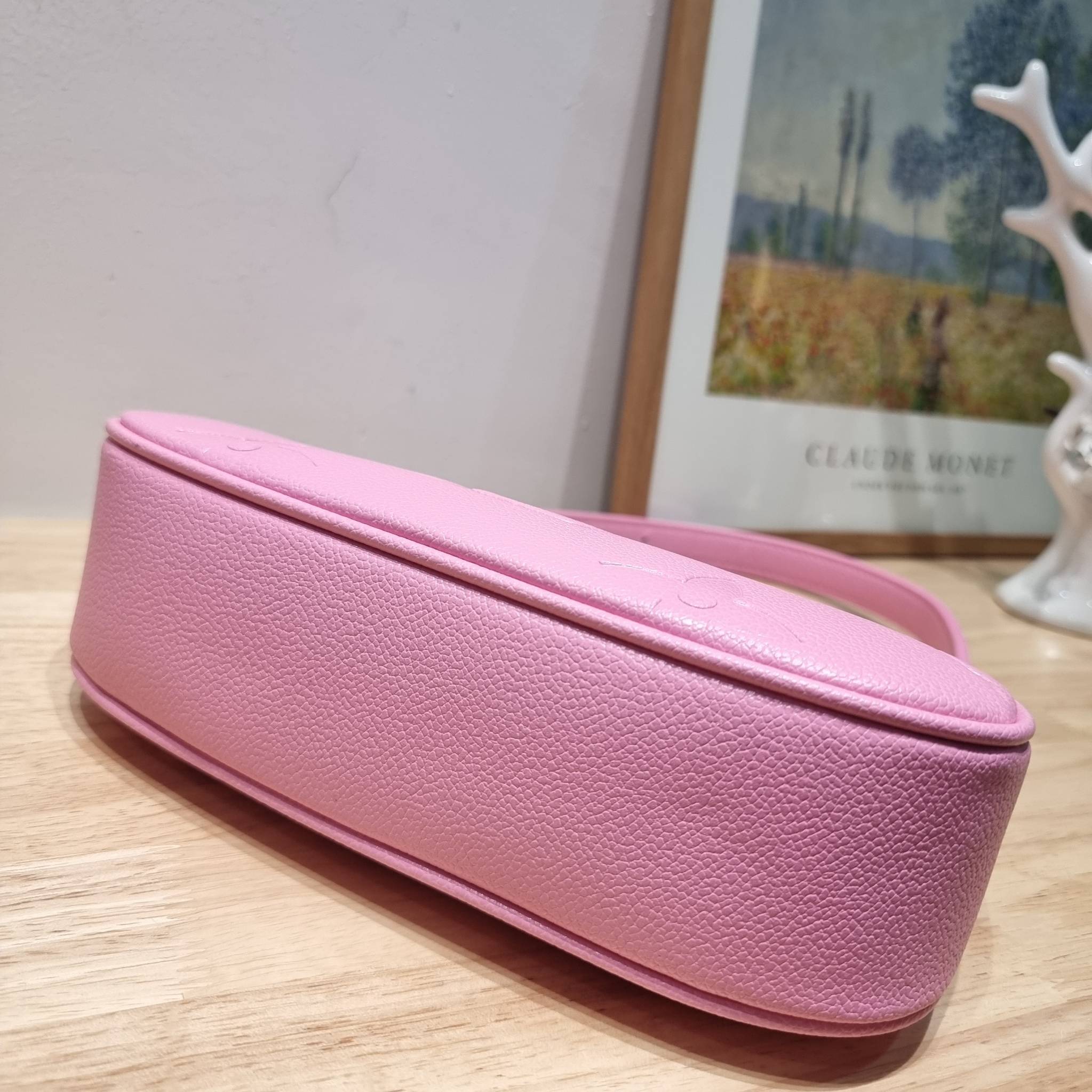 LV Mini Moon Monogram Empreinte Leather ใหม่ล่าสุด สวยสับ สวยตัวแม่ ไอเท็มเก๋ๆ ใบเดียวก็เลิศ กับกระเป๋าสะพายทรงพอช ขนาดกำลังน่ารัก พกพาง่าย รูดใช้งานสะดวกด้วยซิป ภายในเป็นช่องโล่ง มีช่องซิป ส่วนสายสะพายปรับสั้นยาวได้ตามเหมาะสม ดูดี ดูแพงทุกสี