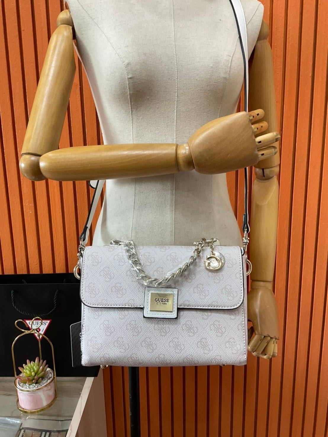 ราคาปังปิ๊นาศ (!!) มากแม่ 💕 GUESS Candace Top Handle Flap Bag กระเป๋าสะพาย Crossbody / คล้องแขน ถือออกงานได้ ทรงน่ารัก จากแบรนด์ GUESS สวยอยู่ทรง ขนาดกำลังดี น้ำหนักเบา ด้านหน้ามีโลโก้แบรนด์อะไหล่ทอง มีอะไหล่โซ่ห้อยด้านหน้าสามารถคล้องแขนและถือได้ 
