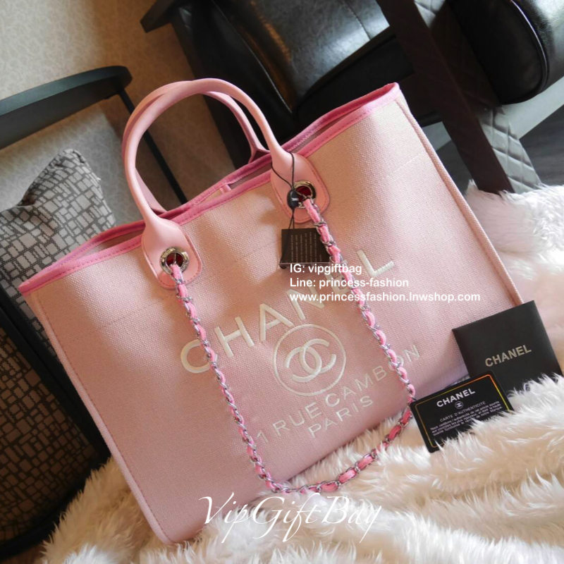 Chanel tote canvas bag จากงานพรีเมี่ยม VIP GIFT รุ่นดังเลยค้า Size ใหญ่อลัง บอกเลยว่า *งานดีที่สุด ตัวกระเป๋า กระเป๋าผ้าเป็นผ้า canvas เนื้อดีสมราคา สัมผัส นุ่มลื่นมือมากกกก อะไหล่เงินปั้มแบรนด์แท้ทั้งใบ ด้านหน้าปัก logo แบรนด์สุดหรู จุของได้เยอะมากก มีช่