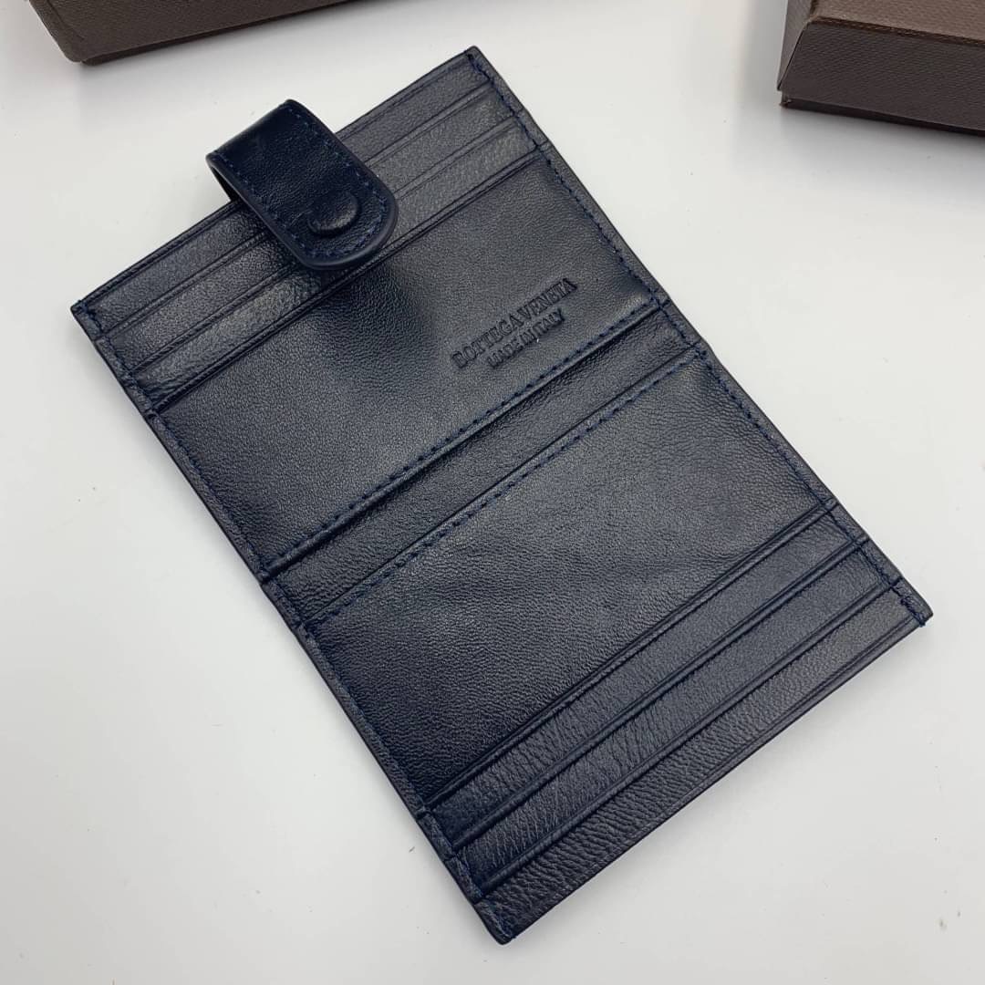 หนังแท้ BOTTEGA VENETA CARD HOLDER BI-FOLD / BV Card Holder พร้อมส่งที่ไทย กระเป๋าใส่บัตร 2 พับ รุ่นคลาสสิกที่หยิบมาใช้งานได้บ่อยที่สุด งานหนังลูกวัวแท้ทั้งใบ ใช้ทนทานได้นาน ใช้ทนทานได้นานภาพสินค้าถ่ายจากงานขายจริง ใช้งานต่างประเทศได้ค่ะ