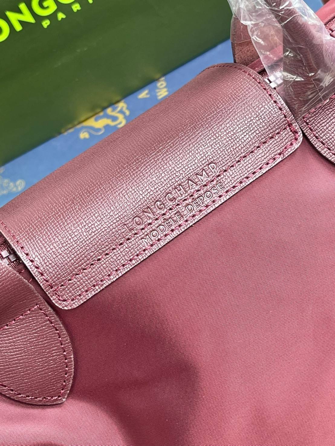 Longchamp LE PLIAGE NÉO TOP HANDLE BAG อีกหนึ่งรุ่นยอดนิยม ที่สาวๆ ต้องมีไว้เก็บไว้สักใบ กระเป๋าโท้ทใบนี้ มาพร้อมกับสีที่มีสไตล์เรียบง่าย มีสายสะพายยาวปรับสั้นยาวได้ช่วยให้คุณสามารถสะพายไหล่ได้อย่างสบาย ในตัวสายปักโลโก้อันเป็นสัญลักษณ์ ในขณะที่ที่ปิดแบบซิ