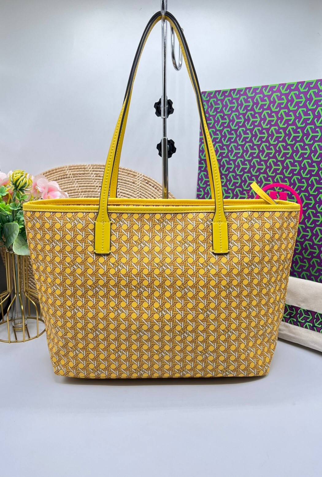 Tory Burch Ever Ready Zip Tote Small Coated Canvas / Tory Burch Geo Logo Tote กระเป๋าโท้ท พิมพ์ลายด้วยลวดลายสานตะกร้าอันเป็นเอกลักษณ์ของแบรนด์ ซึ่งได้แรงบันดาลใจจากความหลงใหลในงานจักสานของผู้ก่อตั้ง