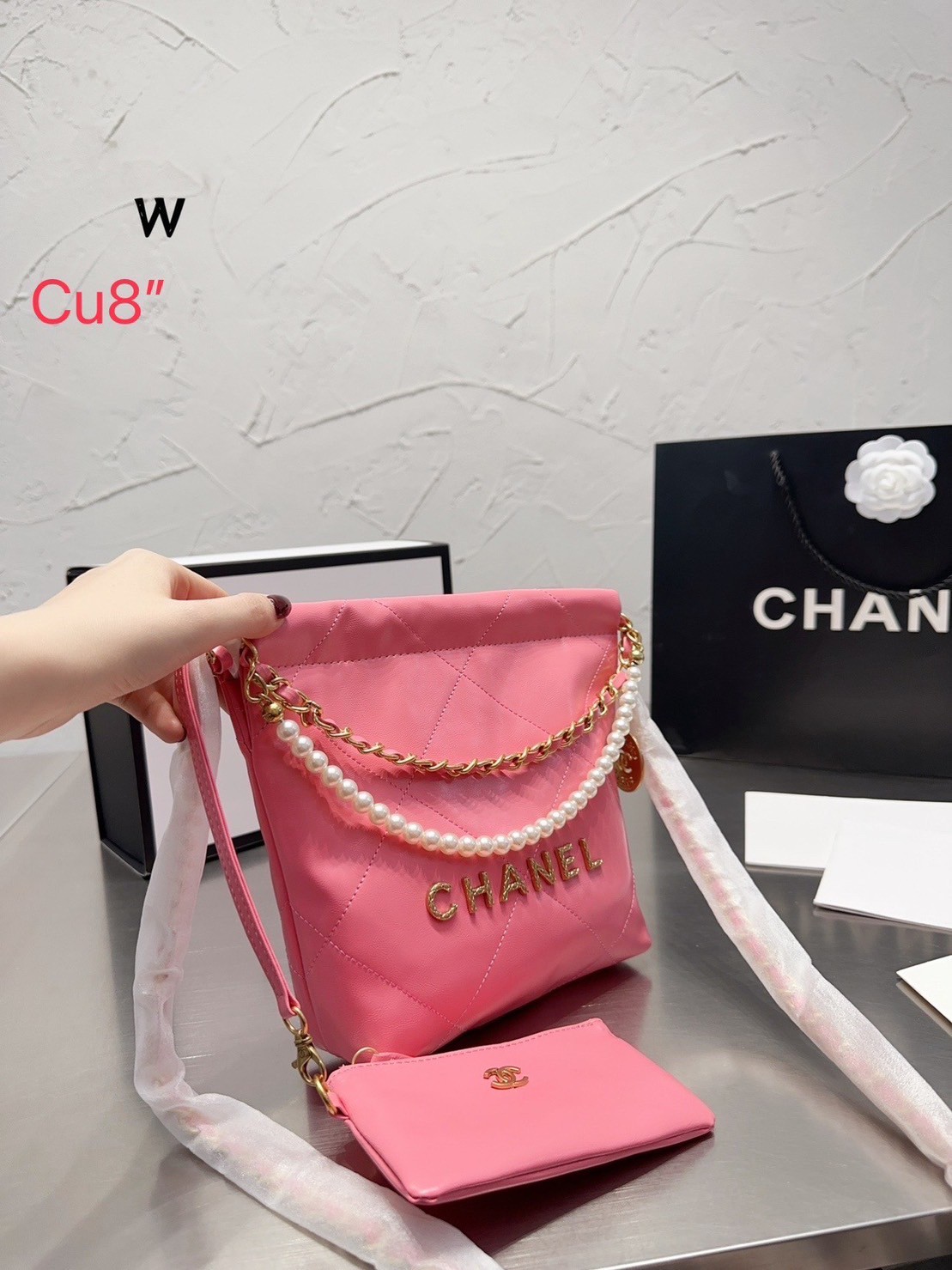 Chanel 22 mini bag with pearls 8" / Chanel Bag พร้อมส่ง กระเป๋าสะพาย สายโซ่อะไหล่ทองพร้อมสายมุกสวยหรู ทรงยอดฮิตในปี 2023 หิ้วหรือคล้องไหล่ได้ มาพร้อมกล่อง อปก ครบเซ็ท รอบนี้จัดราคาพิเศษสุดคุ้มค่ะ ใช้งานต่างประเทศได้ ภาพถ่ายจากงานขายจริง