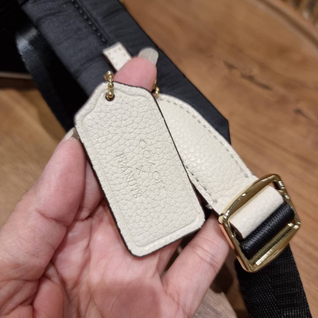 COACH C4115 COACHxPEANUTS COURT BACKPACK IN SIGNATURE CANVAS WITH VARSITY PATCHES แรงดีไม่มีตก กับคอลเลคชั่นที่ใครๆก็หลงรัก กระเป๋าเป้ทรงสวย ดีไซน์ตกแต่งลายสนูปพี โดดเด่นกว่าใคร วัสดุหนังแคนวาสสลับหนัง pepble ลงตัวที่สุด เป็นไอเท็มที่น่ารักและแฝงความหรูเล