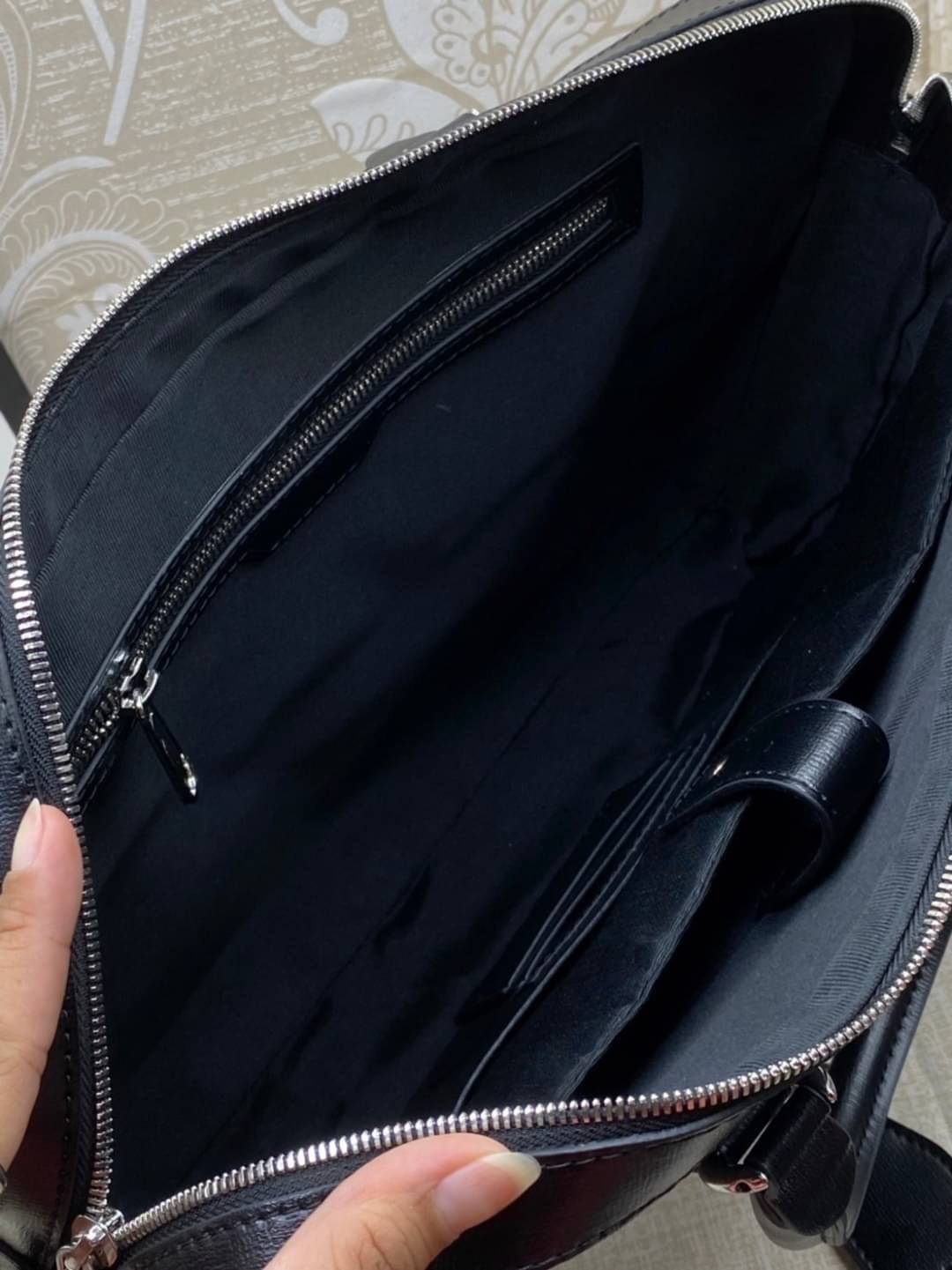 Gucci Supreme Briefcase 40cm GG Supreme work bag / GG laptop bag กระเป๋าสะพายใบใหญ่ ใส่โน้ตบุค/เอกสารได้ พร้อมส่งที่ไทย ภาพสินค้าถ่ายจากงานจริง GG Supreme work bag with Web shoulder strap